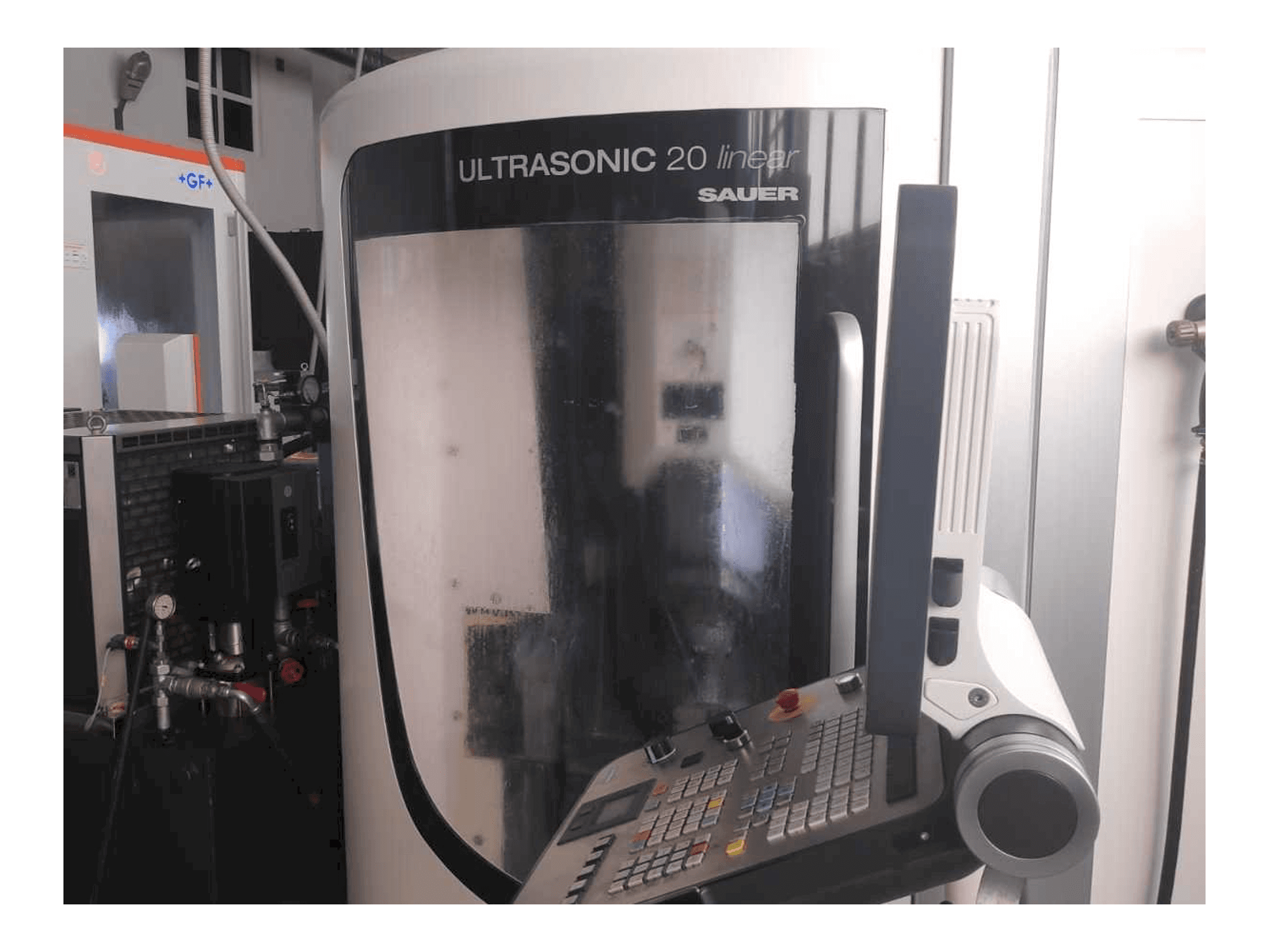 A DMG MORI UltraSonic 20 Linear gép elölnézete
