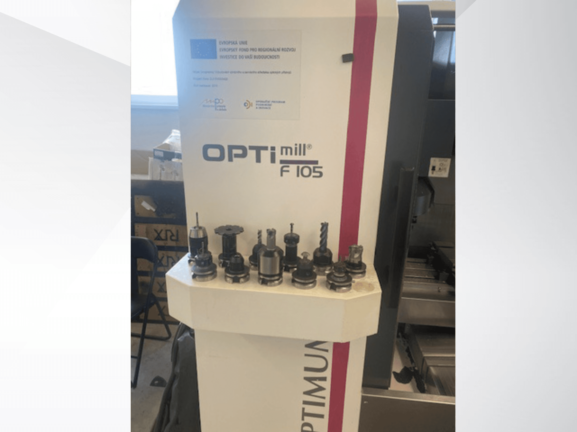Az Optimum Optimill F105 függőleges megmunkáló központ elölnézete, oldalán a különféle felszerelt szerszámokkal.