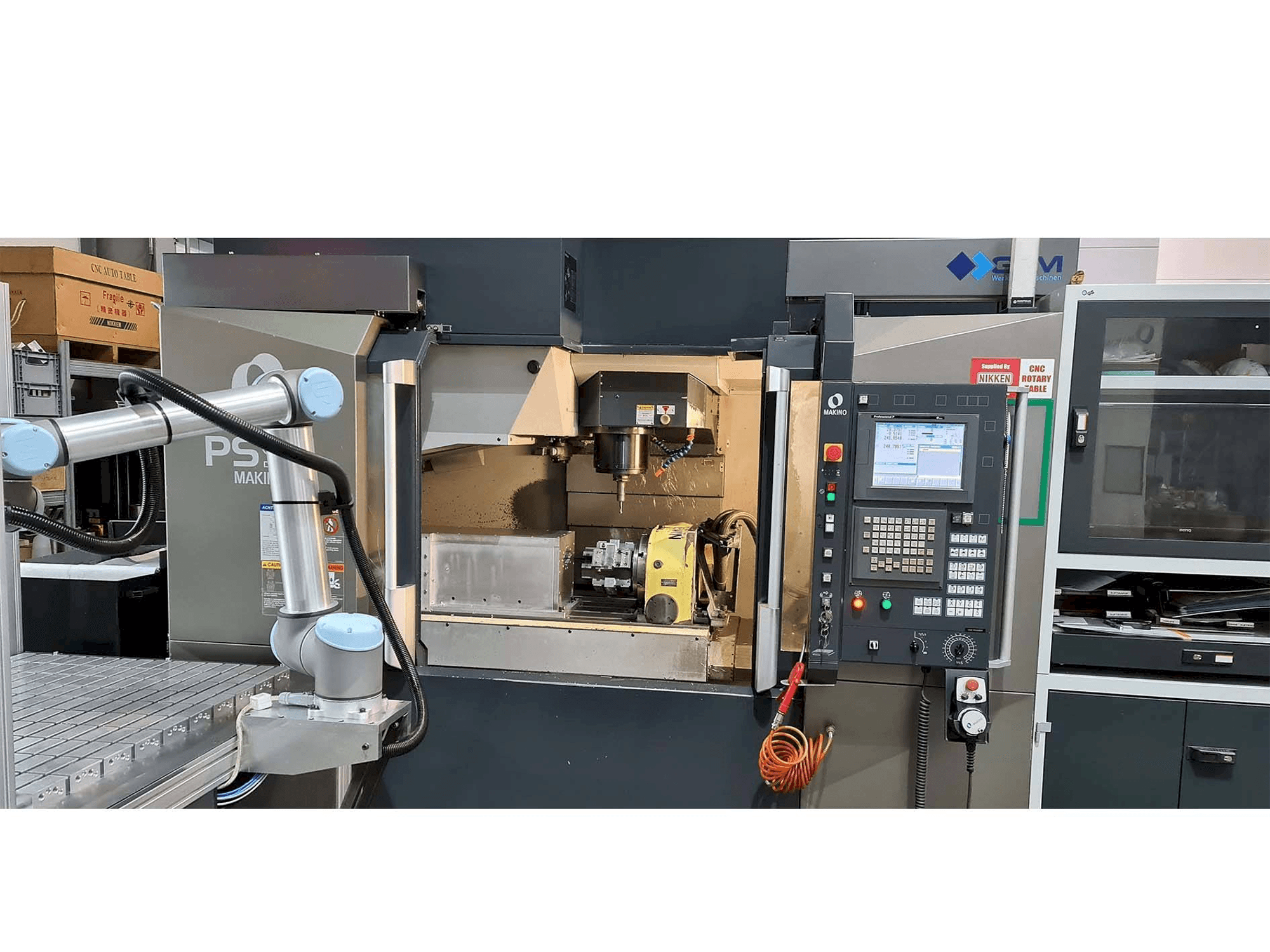 A Makino PS95 gép elölnézete