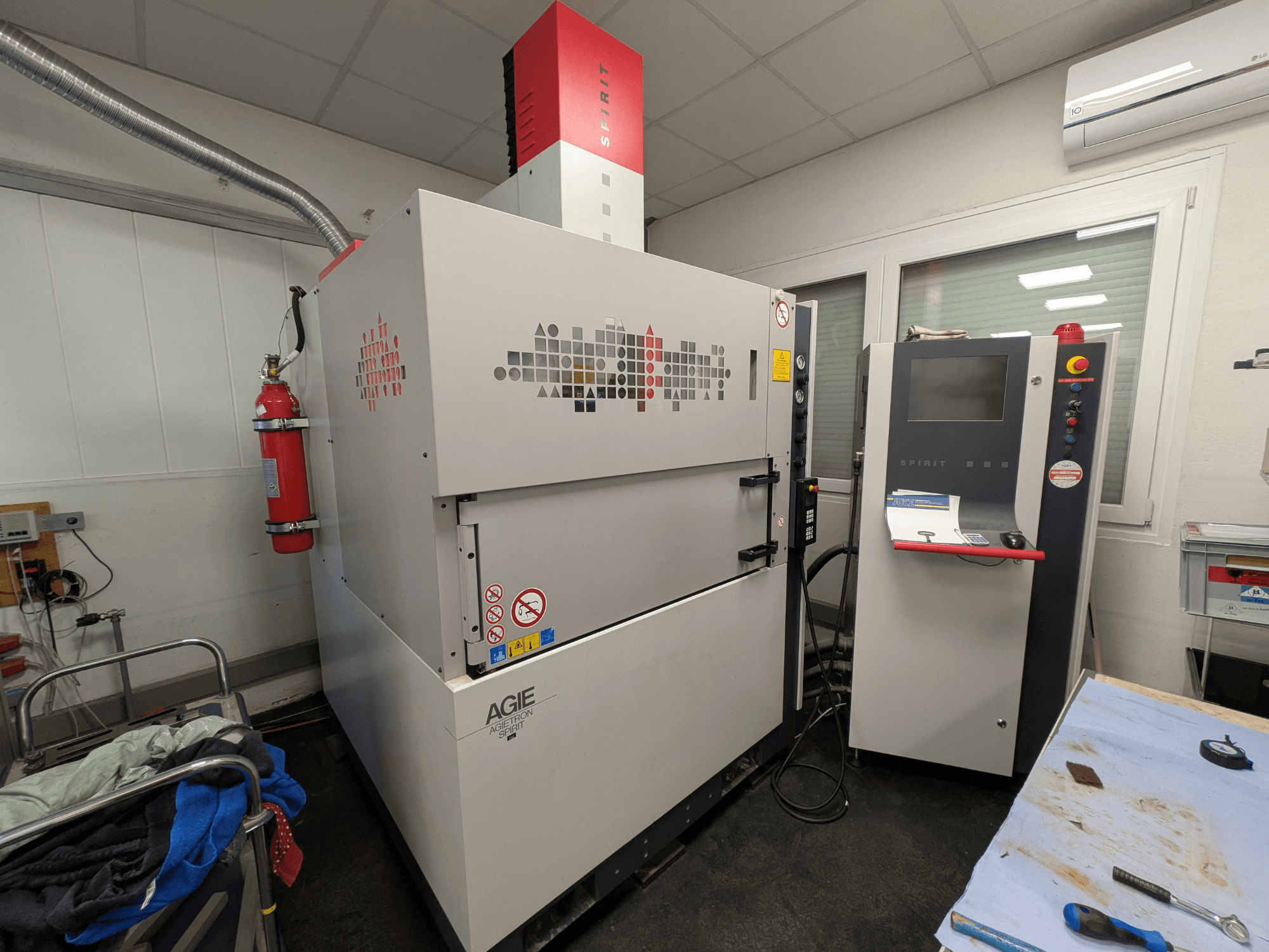 AGIE AGIETRON SPIRIT 3 süllyesztéses süllyesztőgép, oldalnézet, a vezérlőpanel és a tűzoltó készülék bemutatása.