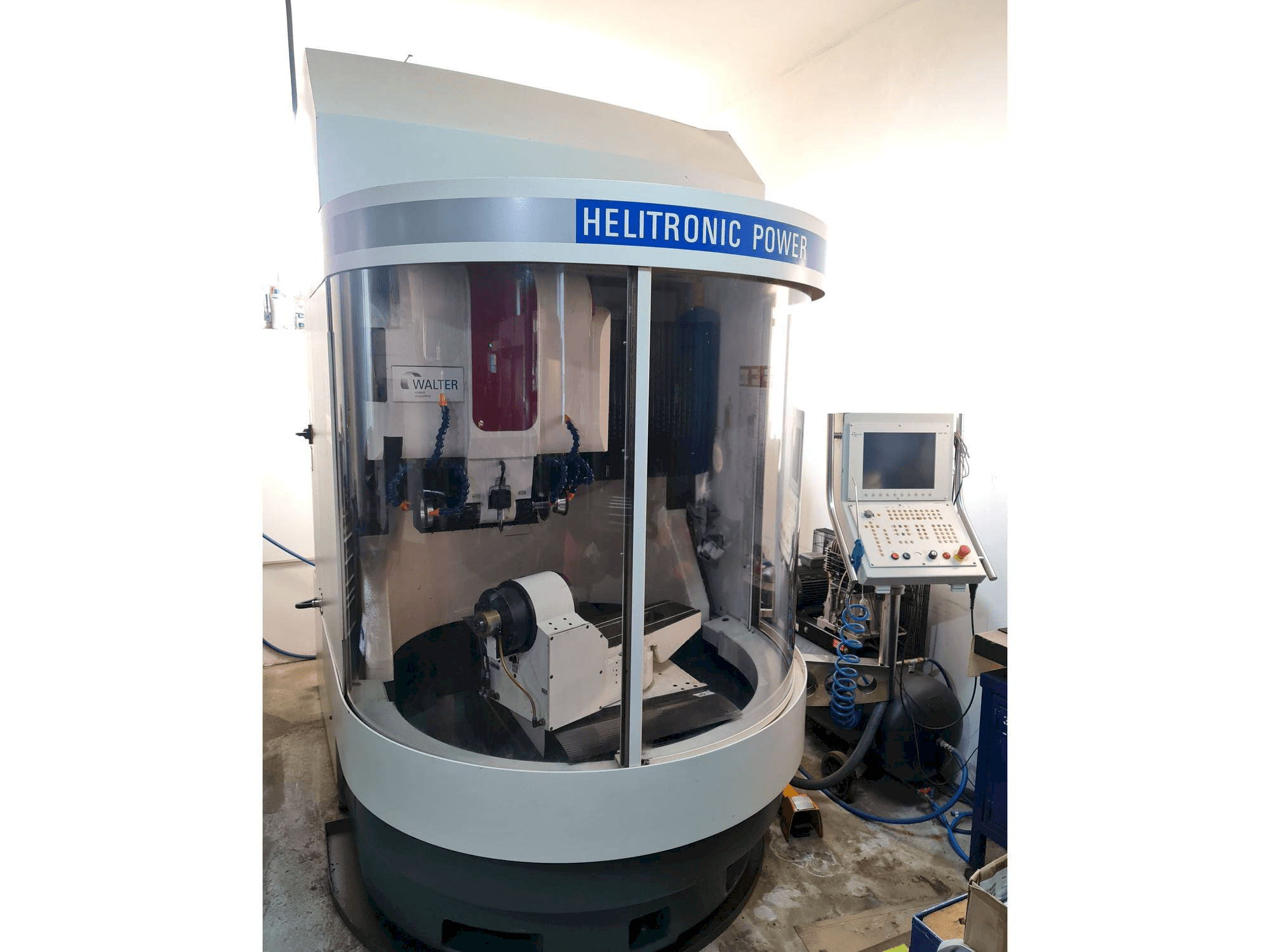 A Walter HELITRONIC POWER gép elölnézete