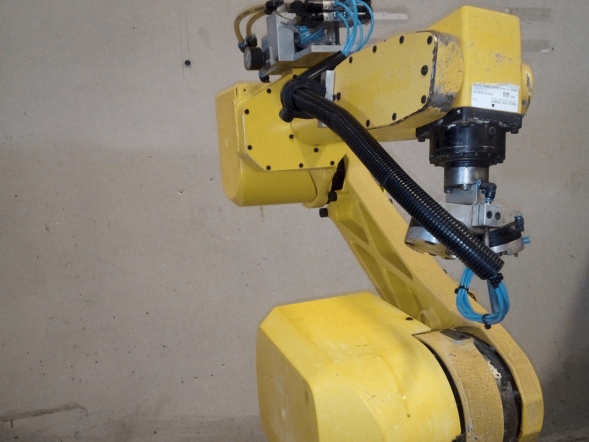 A FANUC M-6iB gép elölnézete