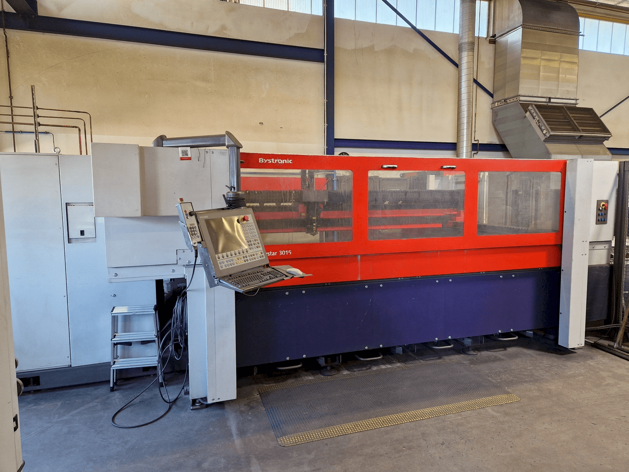 A Bystronic Bystar 3015 gép elölnézete