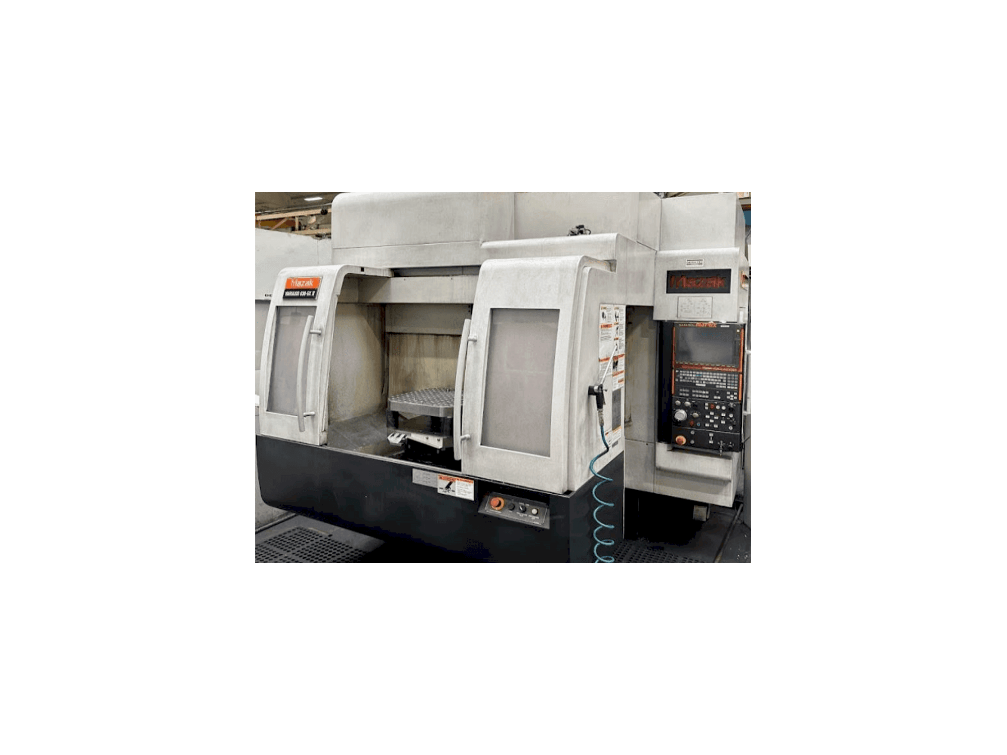 A Mazak Variaxis 630-5X II gép elölnézete