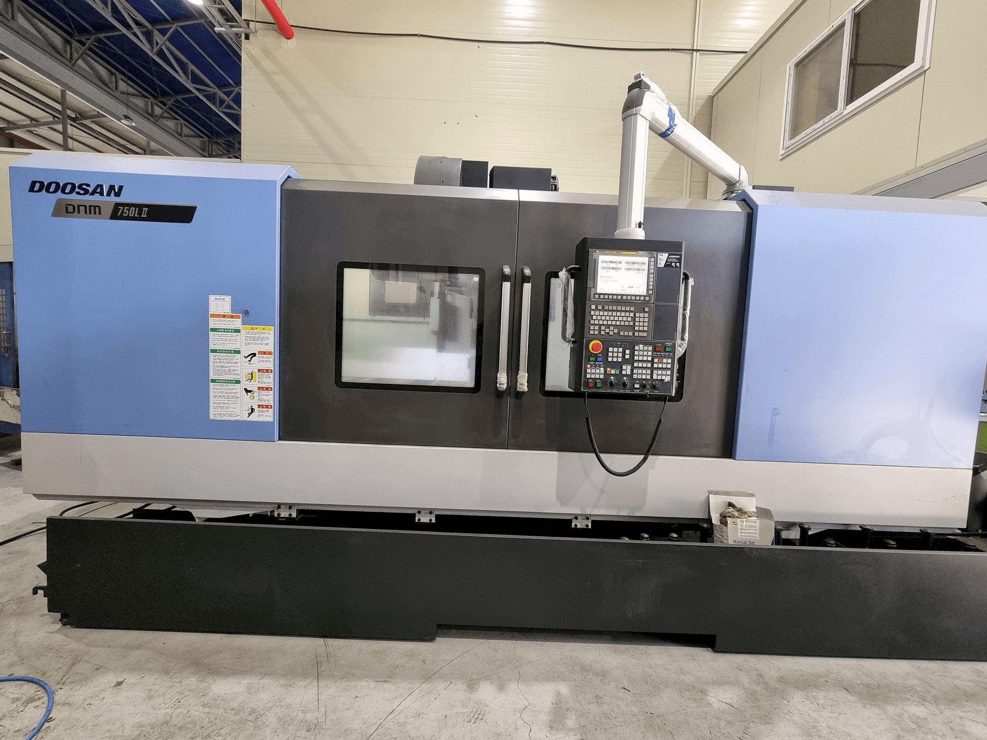 A Doosan DNM 750L II gép elölnézete