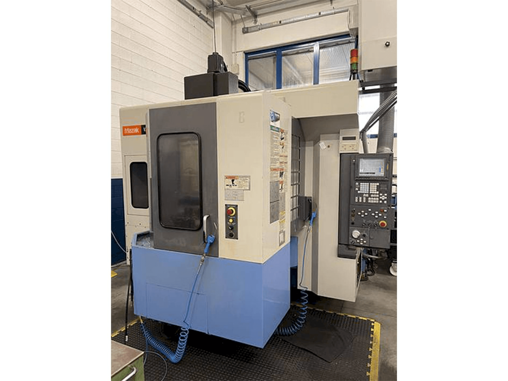 A Mazak Variaxis 500-5X gép elölnézete