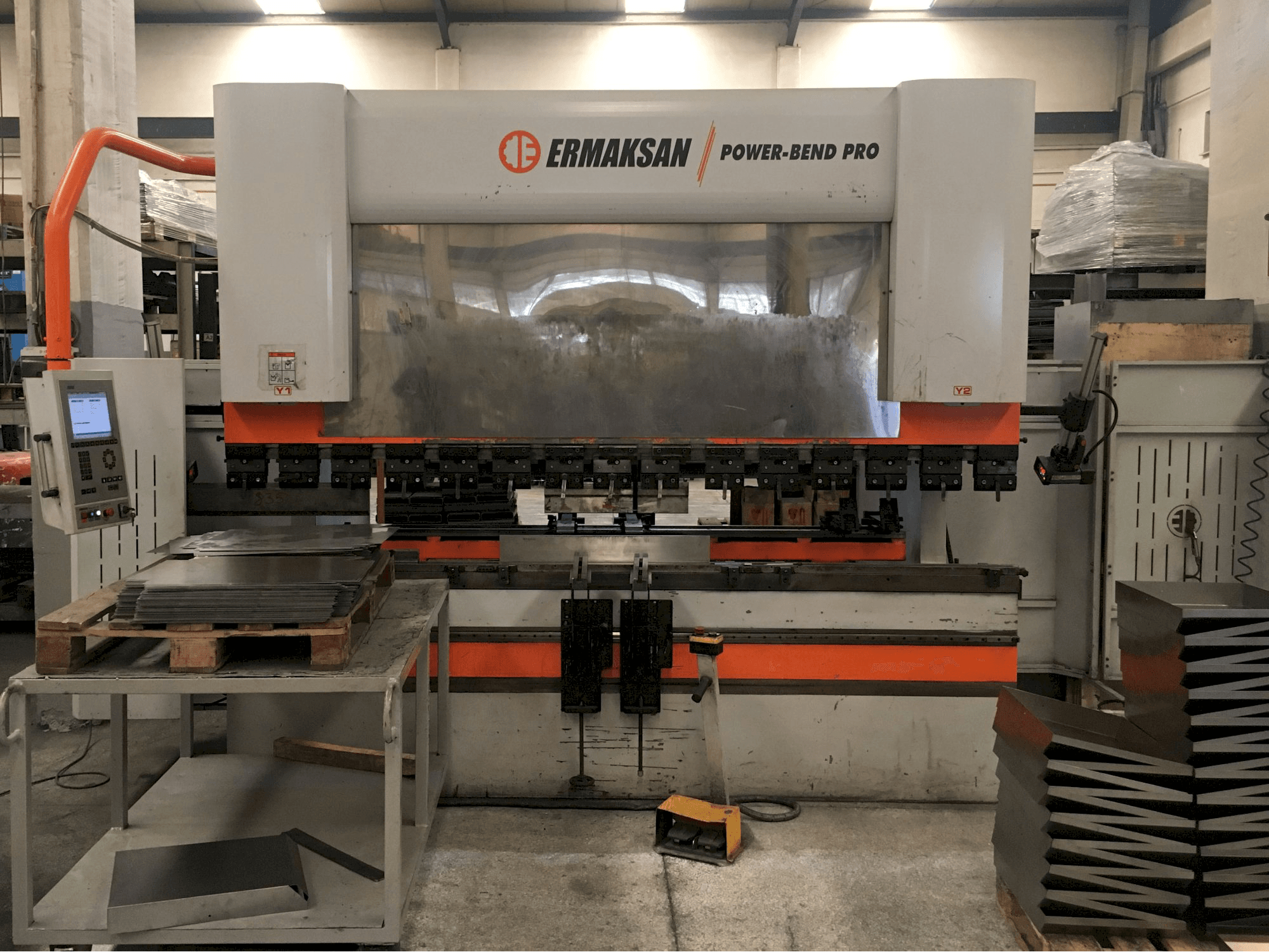 A ERMAKSAN POWER-BEND PRO 3100x220 gép elölnézete