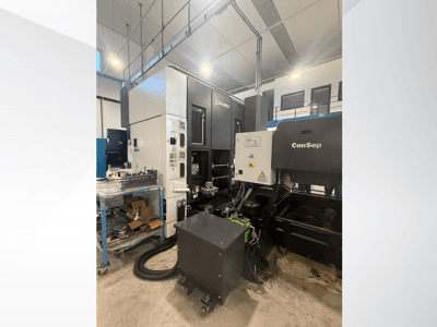 Okuma megmunkálóközpont ConSep egységgel, oldalnézetben, a vezérlők és az ipari beállítások megjelenítése, beleértve a fémforgács tárolót.