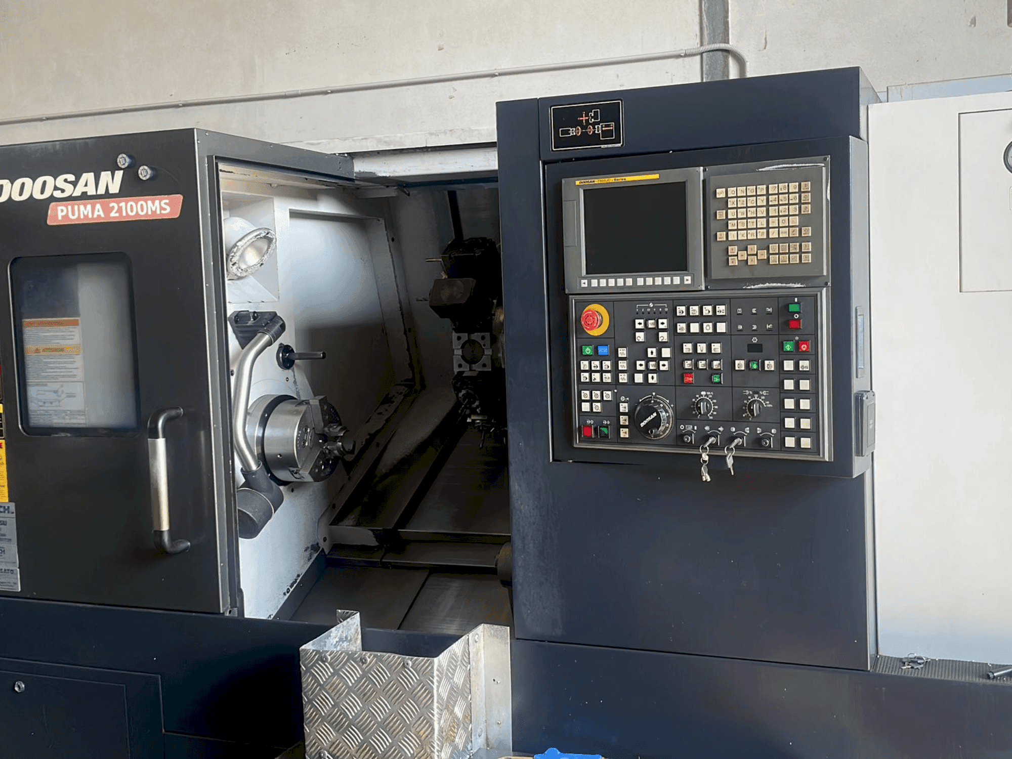 A DOOSAN PUMA 2100MS gép elölnézete