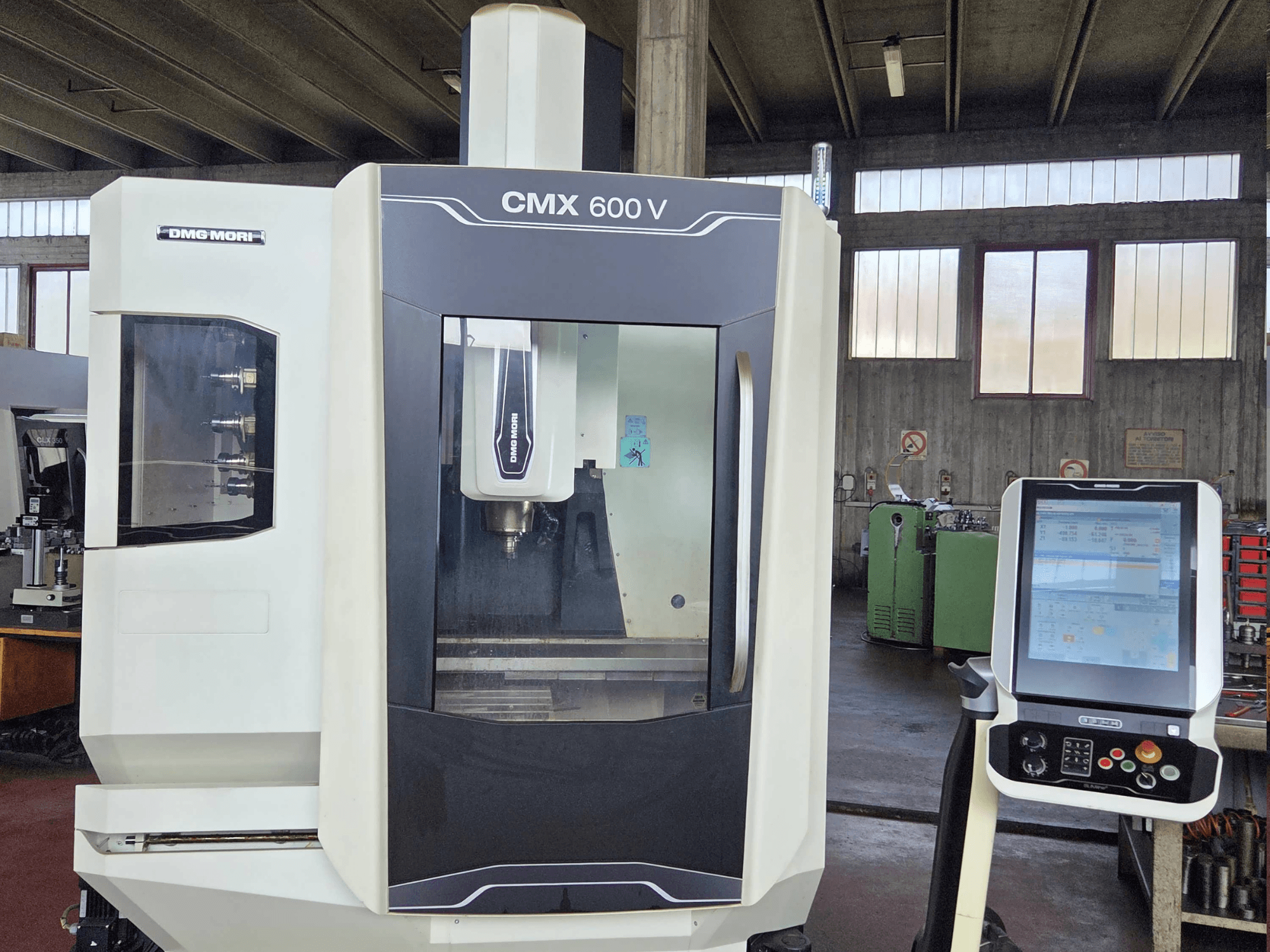 A DMG MORI CMX 600V függőleges megmunkáló központ elölnézete, amelyen jól látható a vezérlőpanel és az orsóterület részlete.