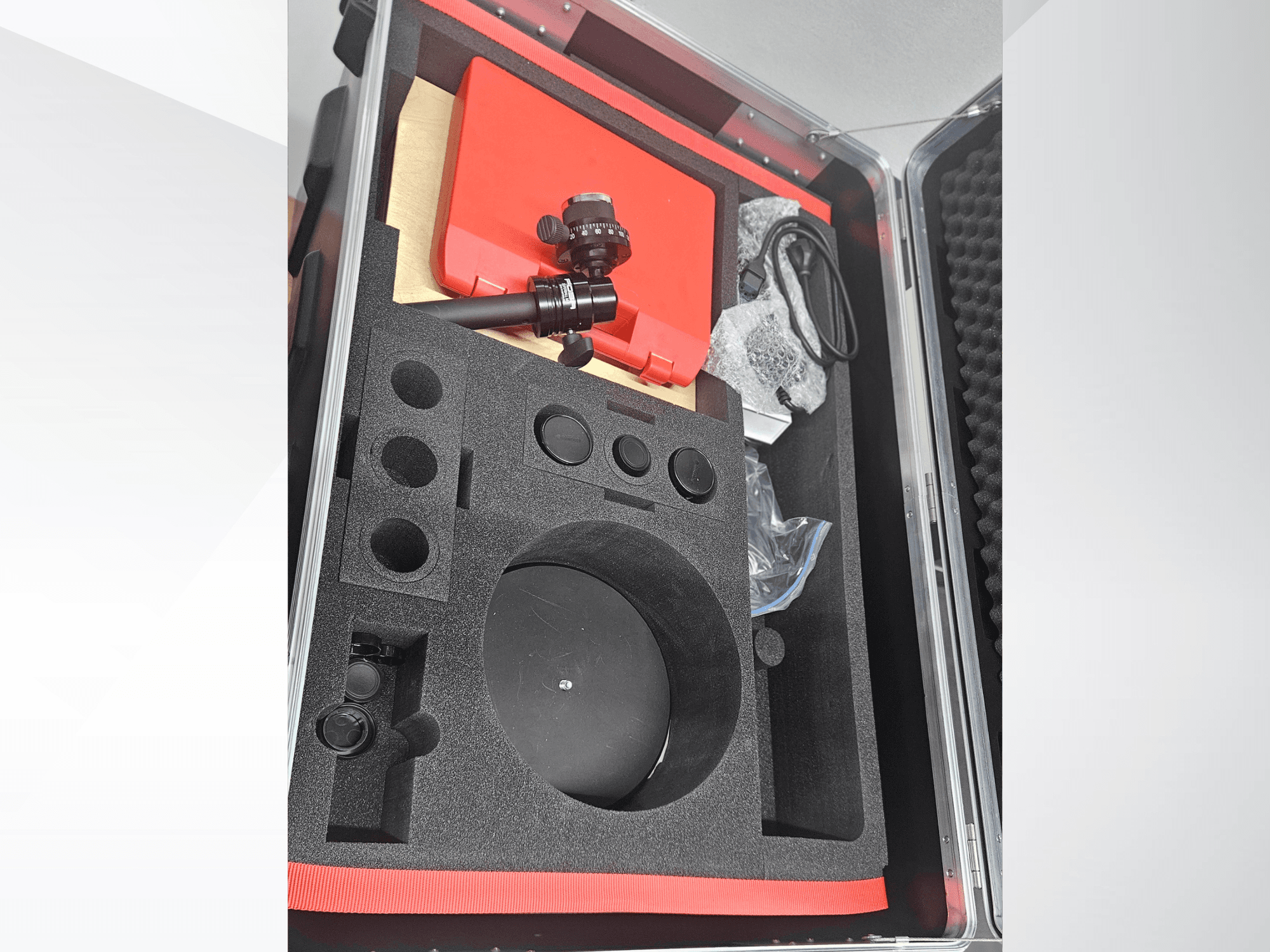 ZEISS GOM ATOS 5 optikai mérőgép alkatrészei habszivaccsal bélelt tokban, objektívvel, tartozékokkal és védőcsomagolással.