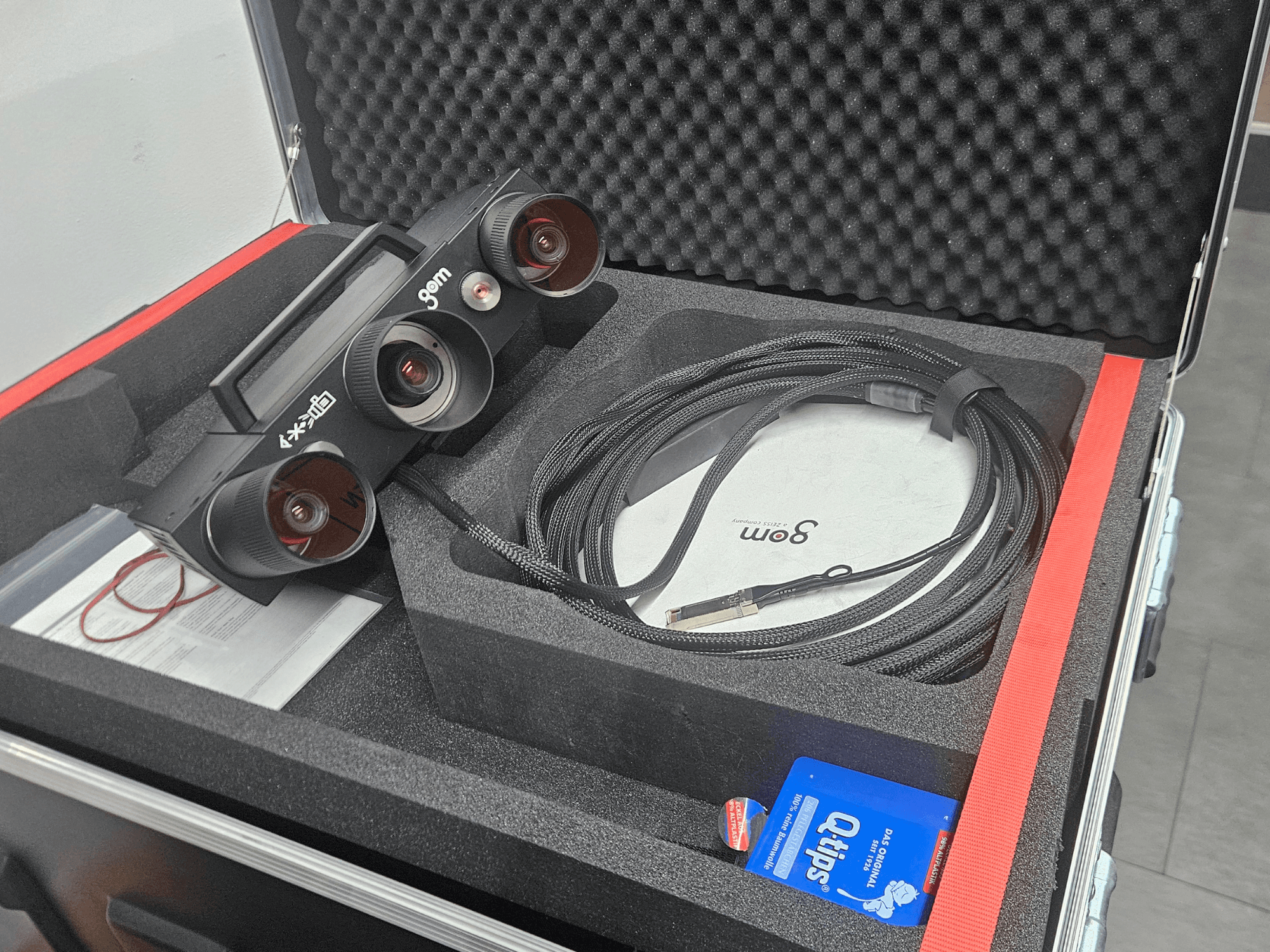 ZEISS GOM ATOS 5 optikai mérőgép lencsékkel és kábellel, felülről nézve, habszivacs tokban.