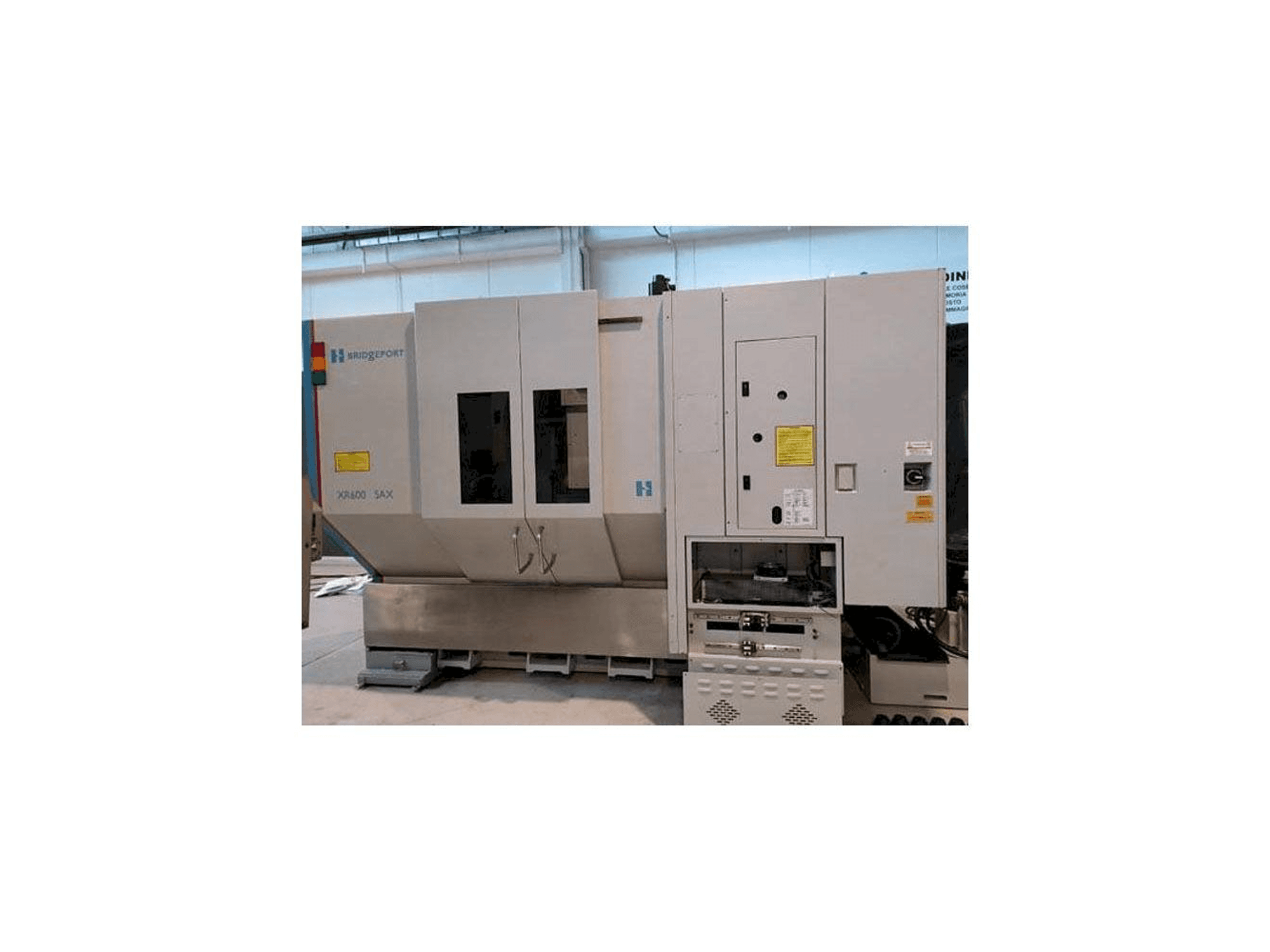 A HARDINGE XR 600 5AX gép elölnézete