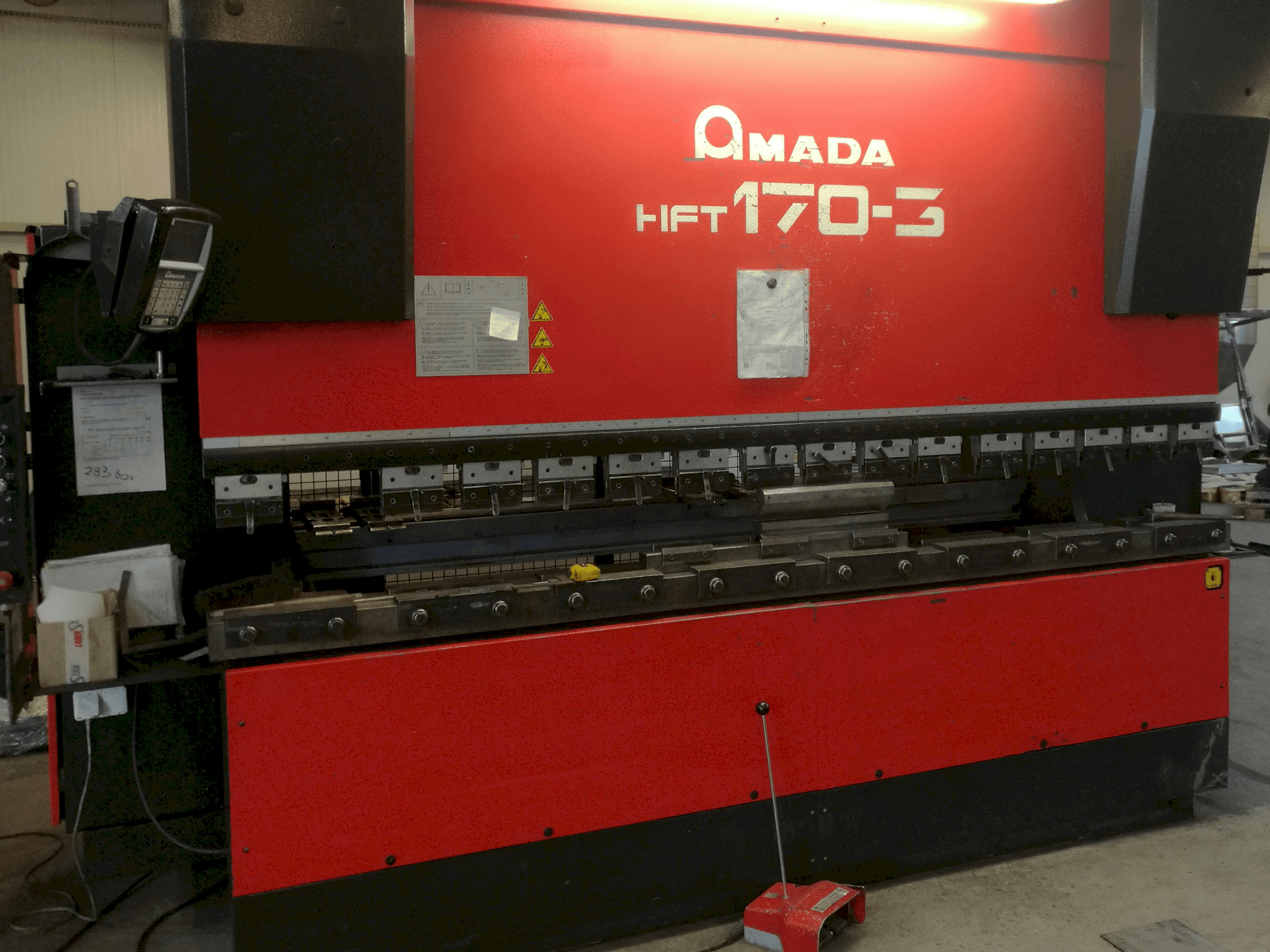A AMADA HFT 170-3 gép elölnézete