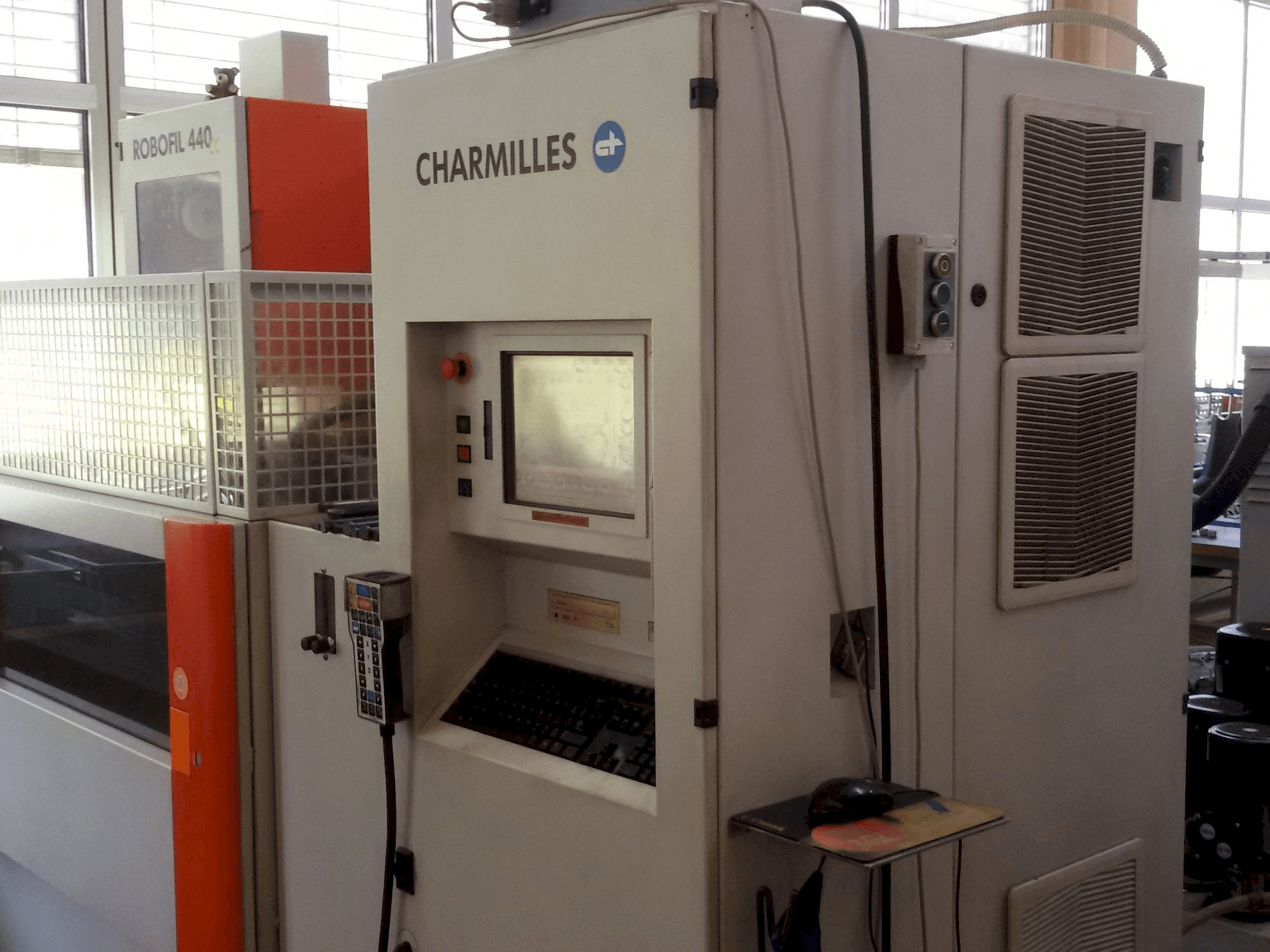 A CHARMILLES Robofil 440CC gép elölnézete