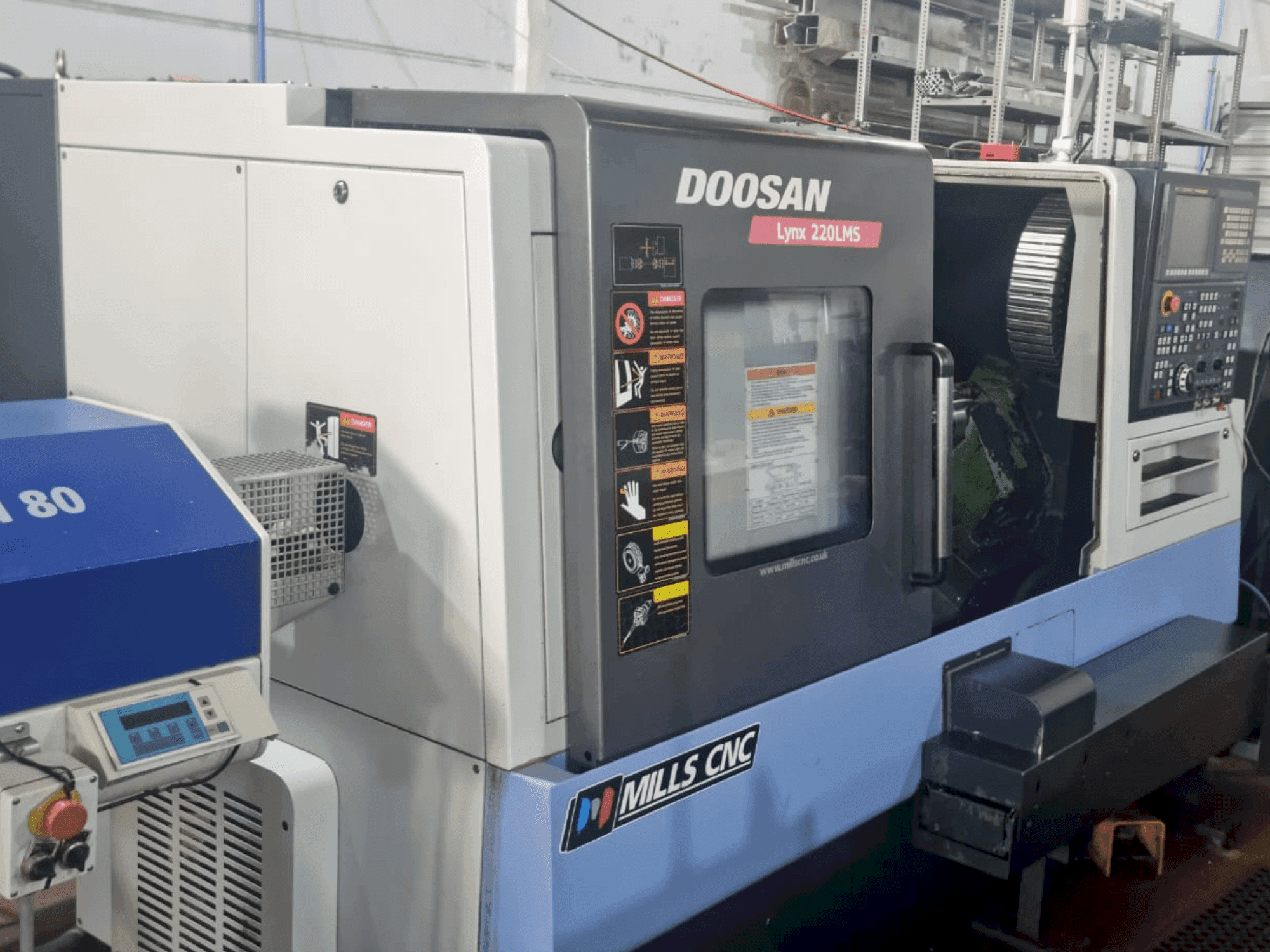 A DOOSAN Lynx 220 LMSA gép elölnézete
