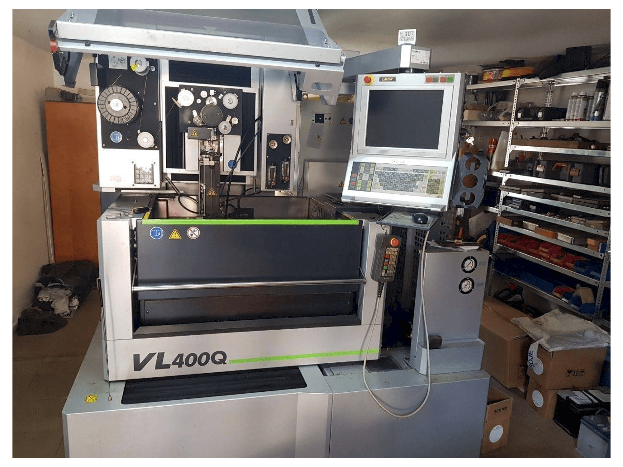 A Sodick VL 400Q gép elölnézete