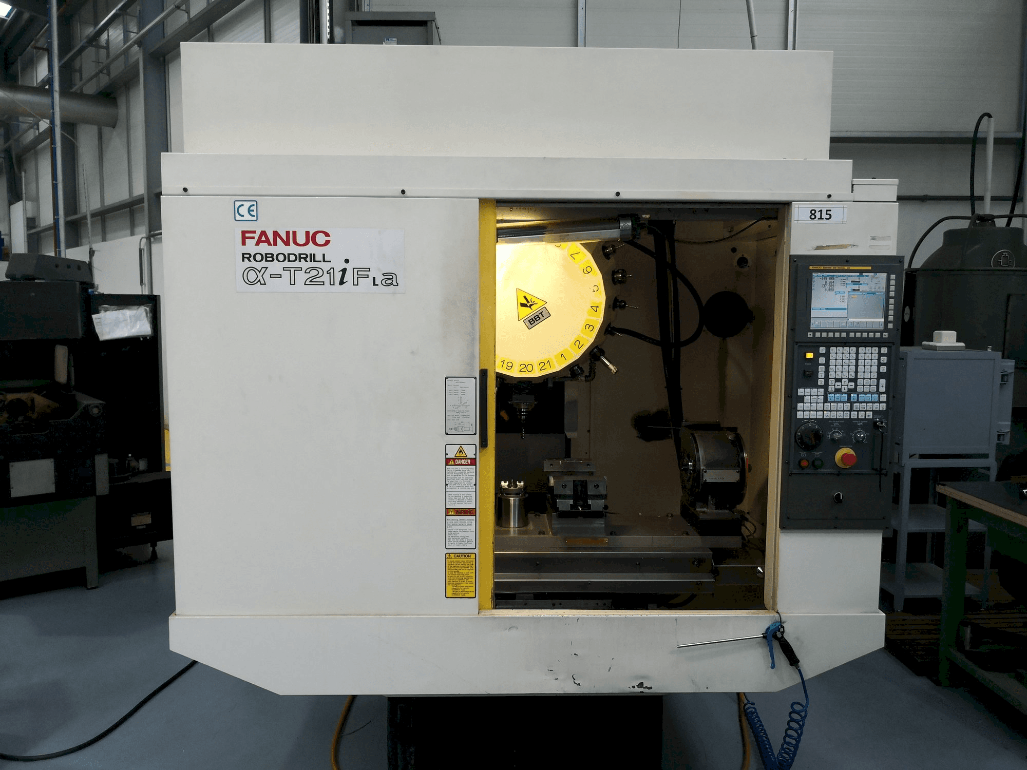 A FANUC Robodrill T21iFa gép elölnézete