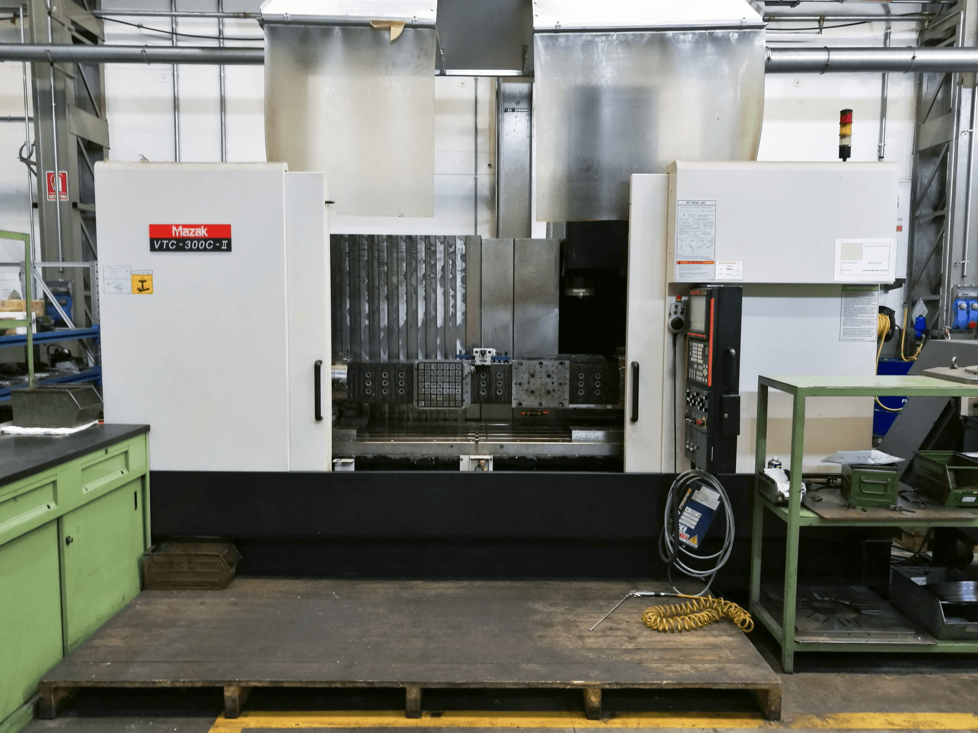 A Mazak VTC-300C gép elölnézete