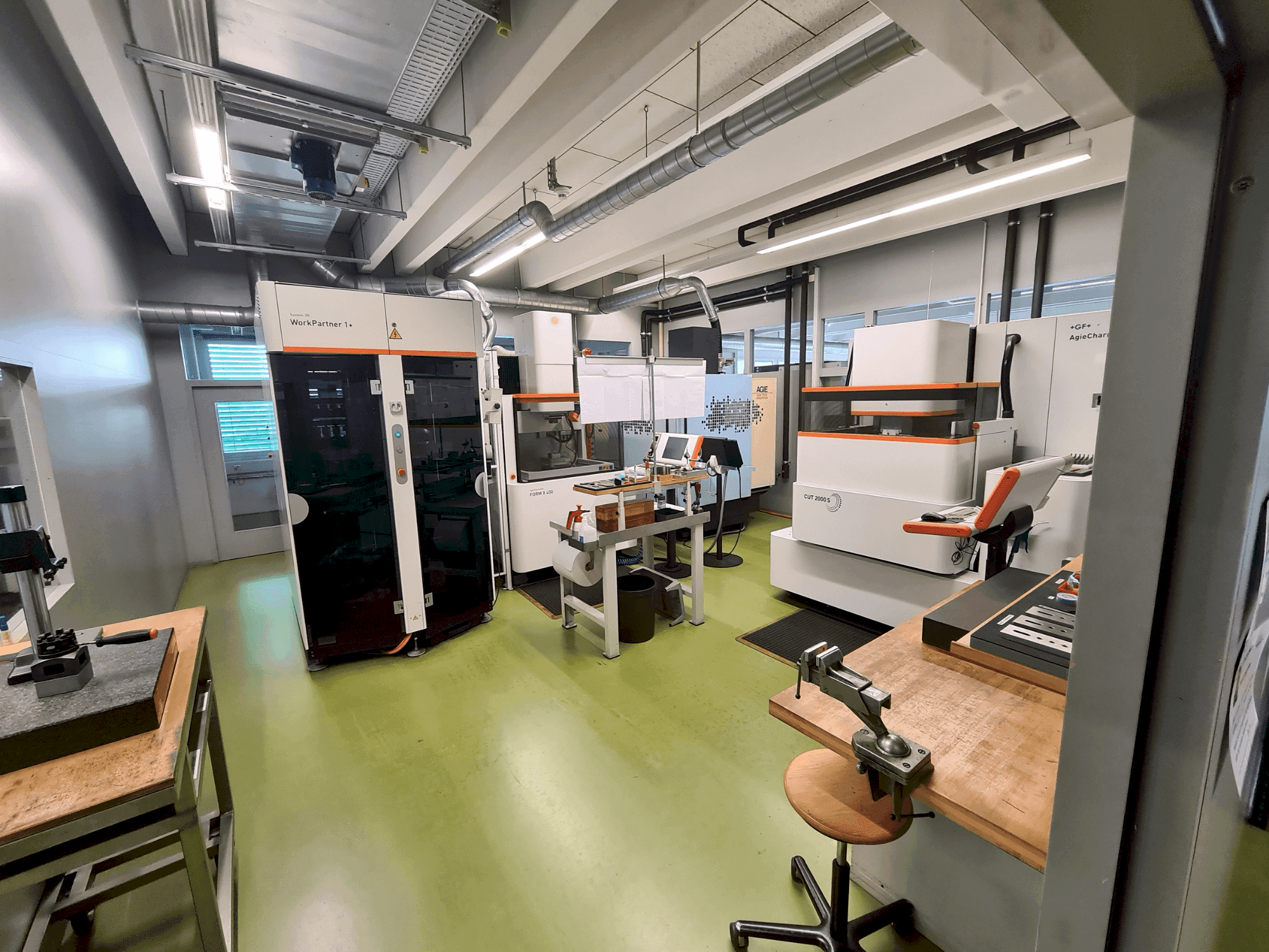 A AGIE AGIETRON INNOVATION 2 gép elölnézete