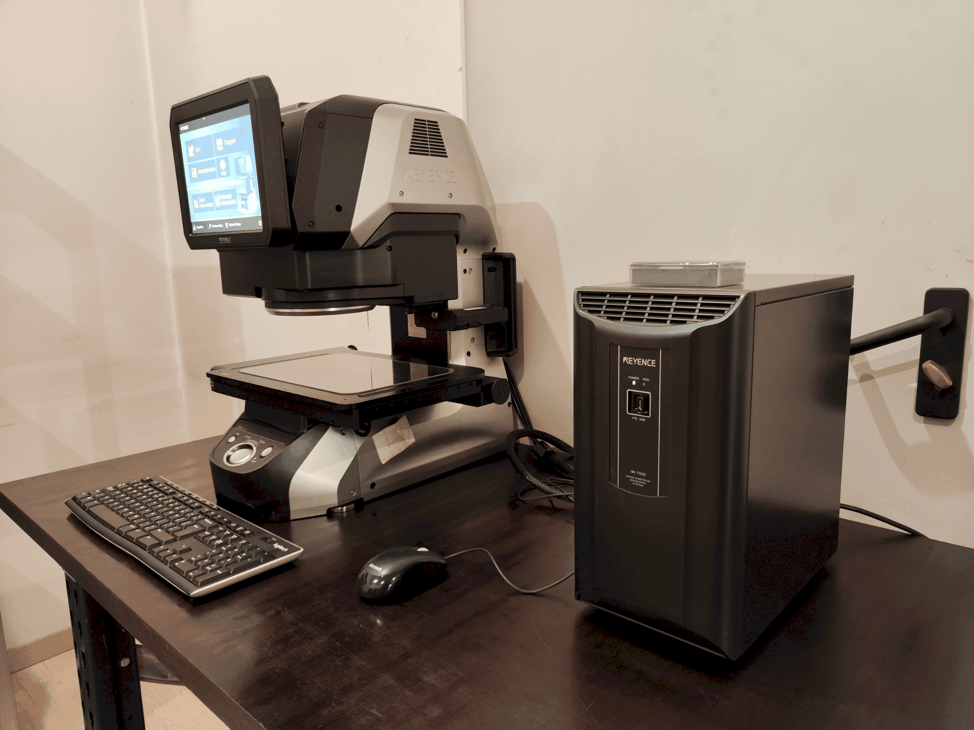 A KEYENCE IM-7030T gép elölnézete