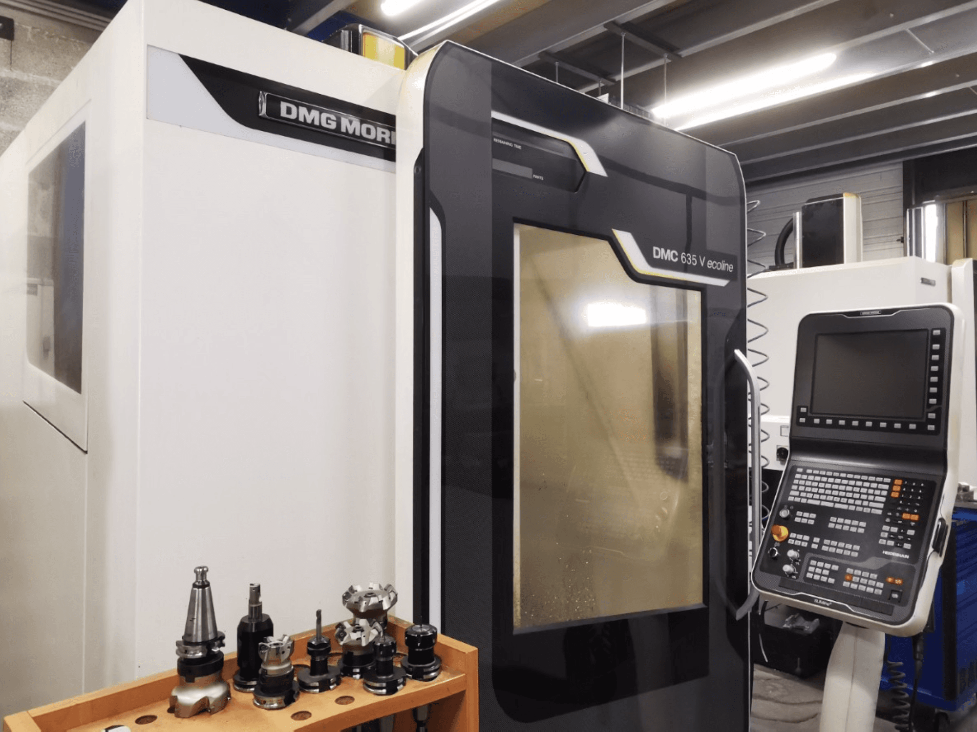 A DMG MORI DMC 635 V ecoline függőleges megmunkáló központ elölnézete, amelyen látható a vezérlőpanel és a szerszámtartó.