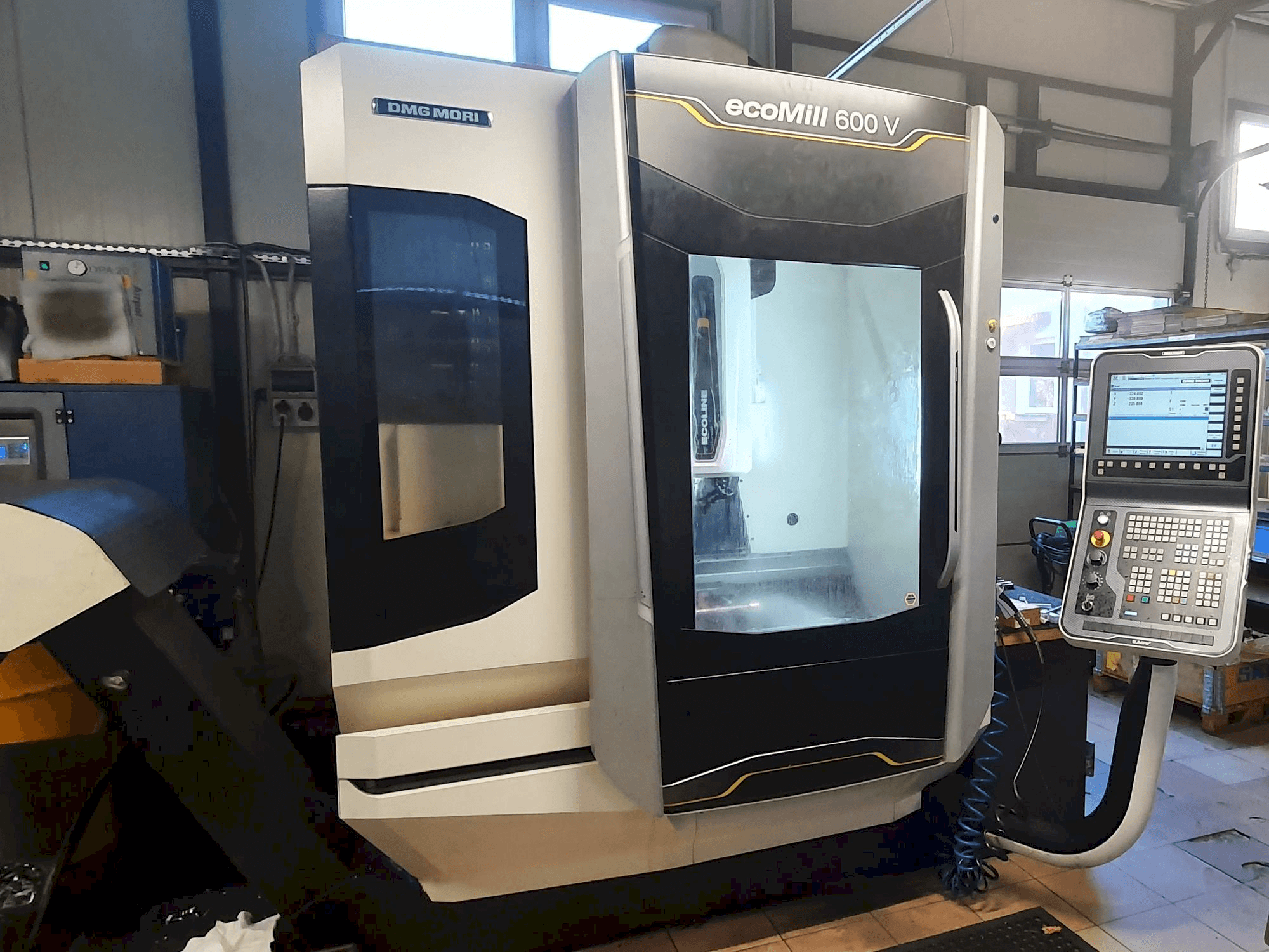 A DMG MORI Ecomill 600 V gép elölnézete