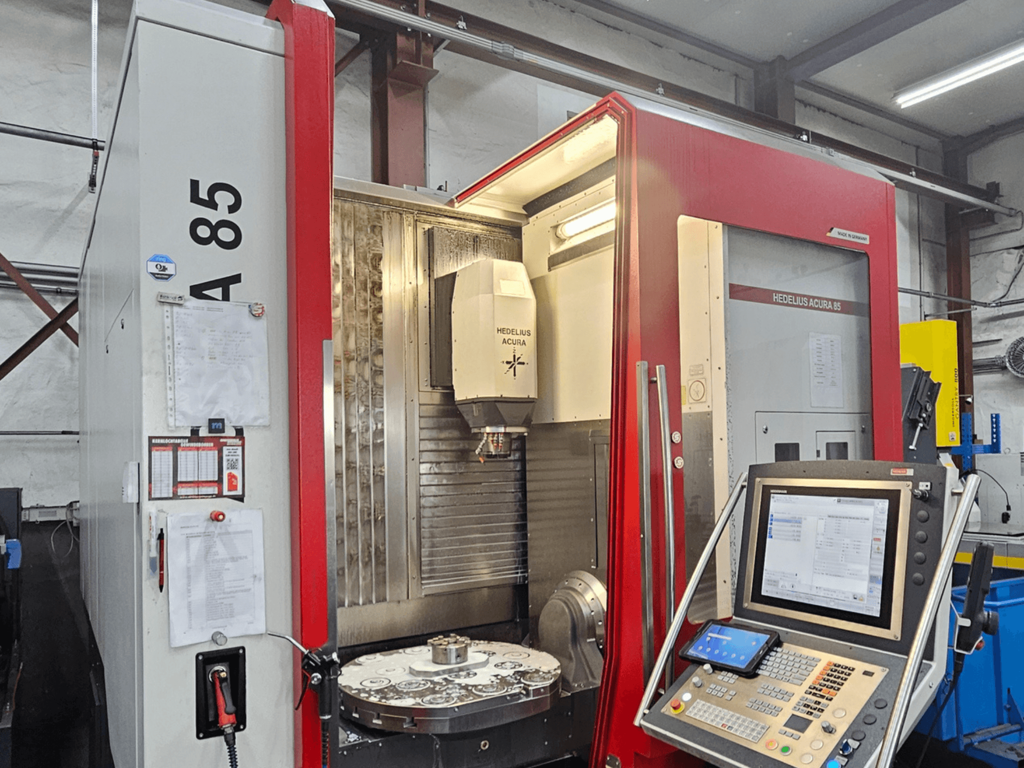 HEDLIUS Acura 85 függőleges megmunkálóközpont, elölnézet, vezérlőpanel és forgóasztal a precíziós megmunkáláshoz.