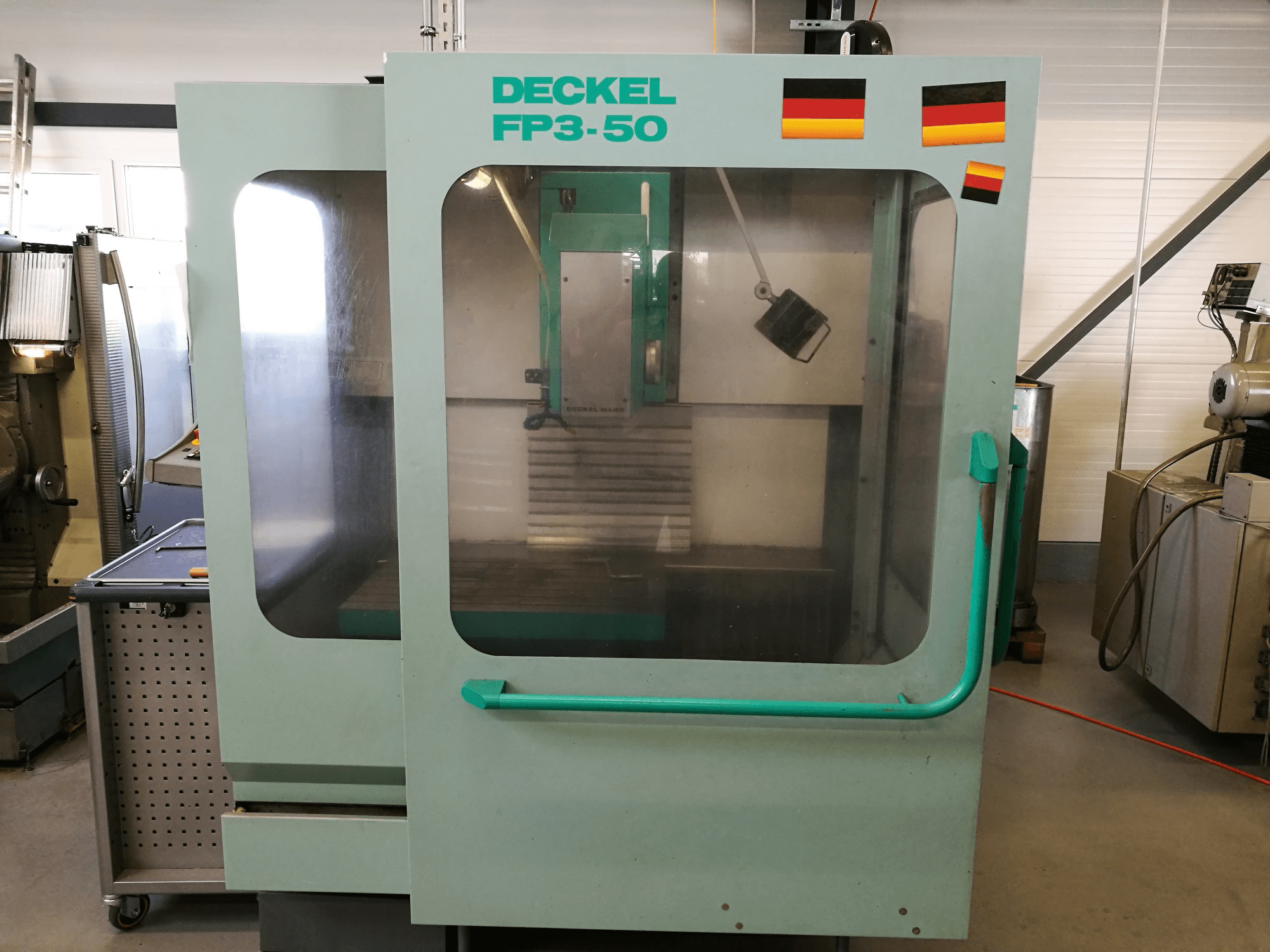A DECKEL FP3-50 gép elölnézete