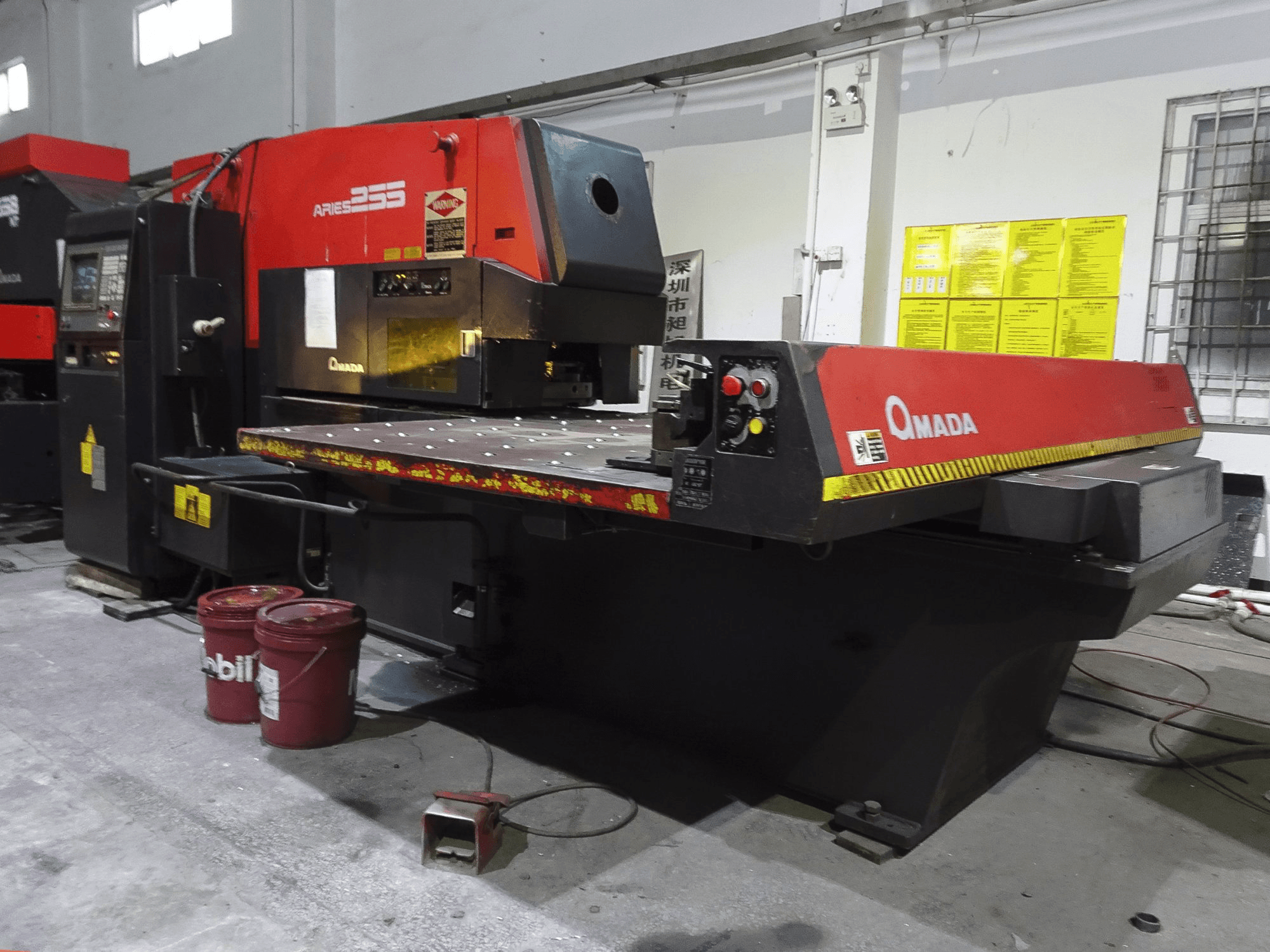 A AMADA ARIES 255 gép jobb nézete