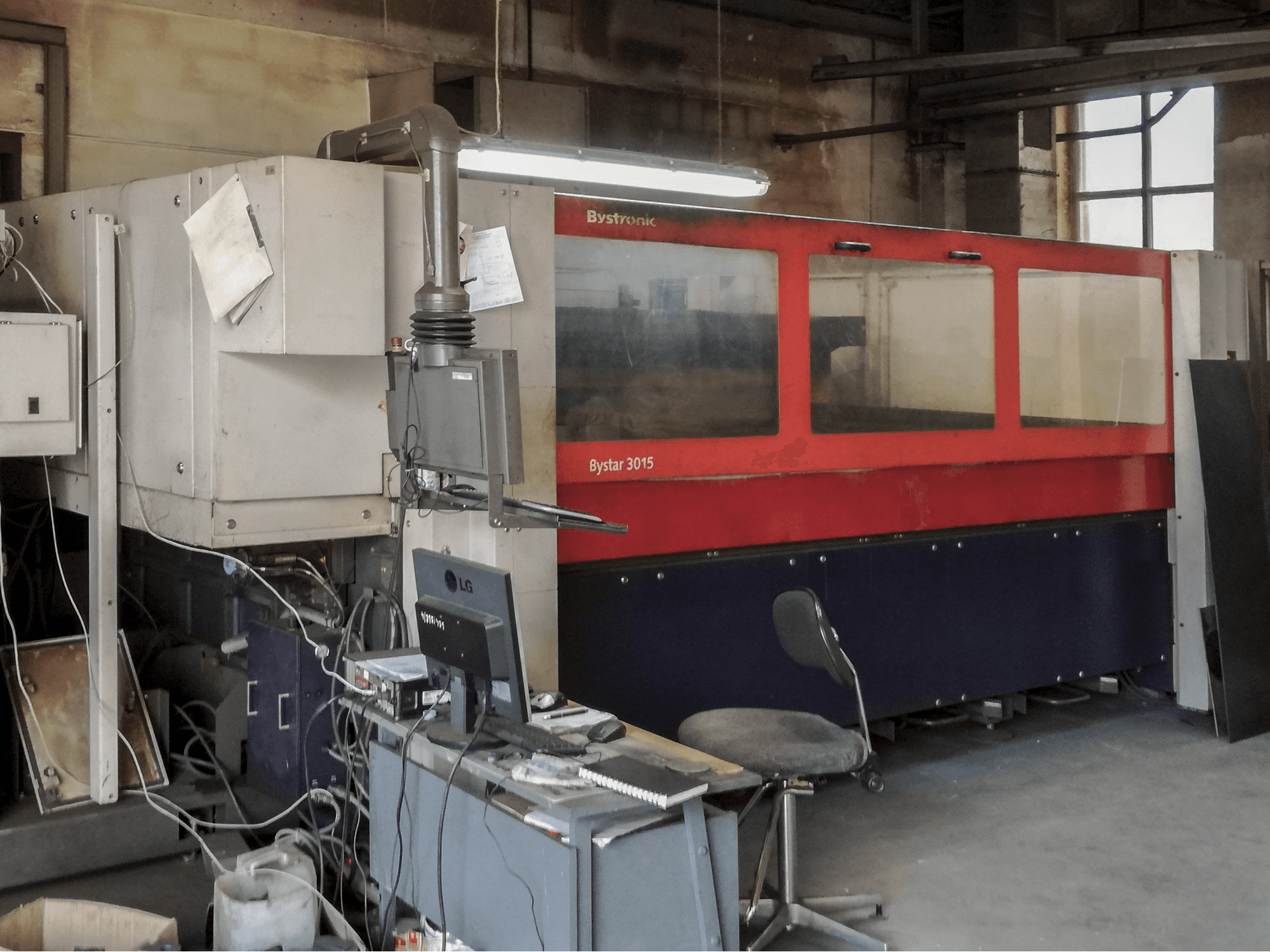 A Bystronic Bystar 3015 gép bal oldali nézete