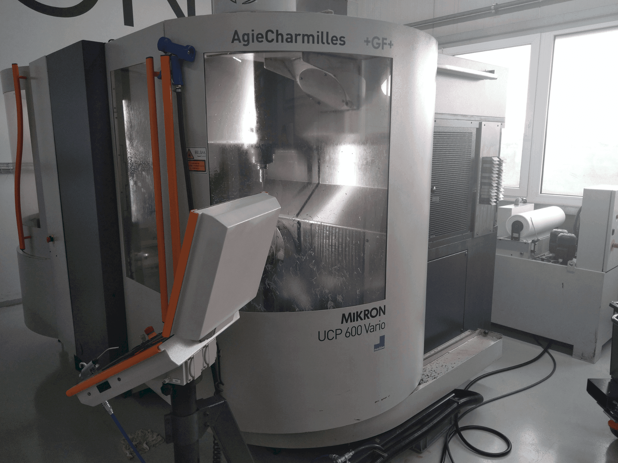 A MIKRON UCP 600 Vario gép elölnézete