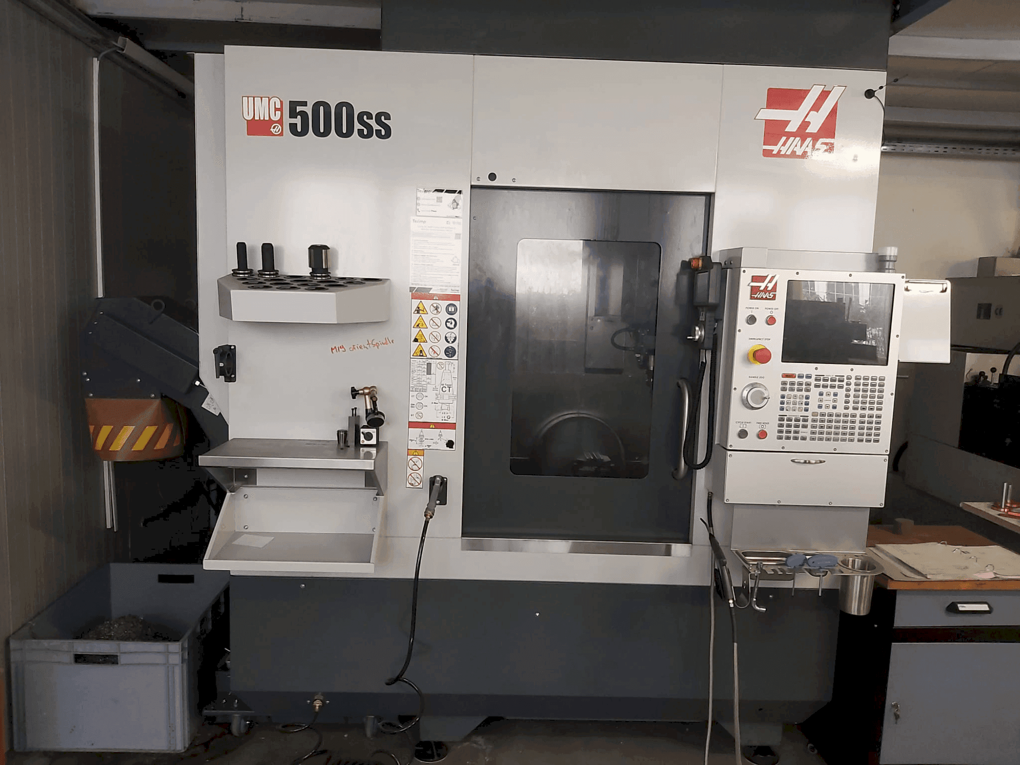 A HAAS UMC-500SS gép elölnézete