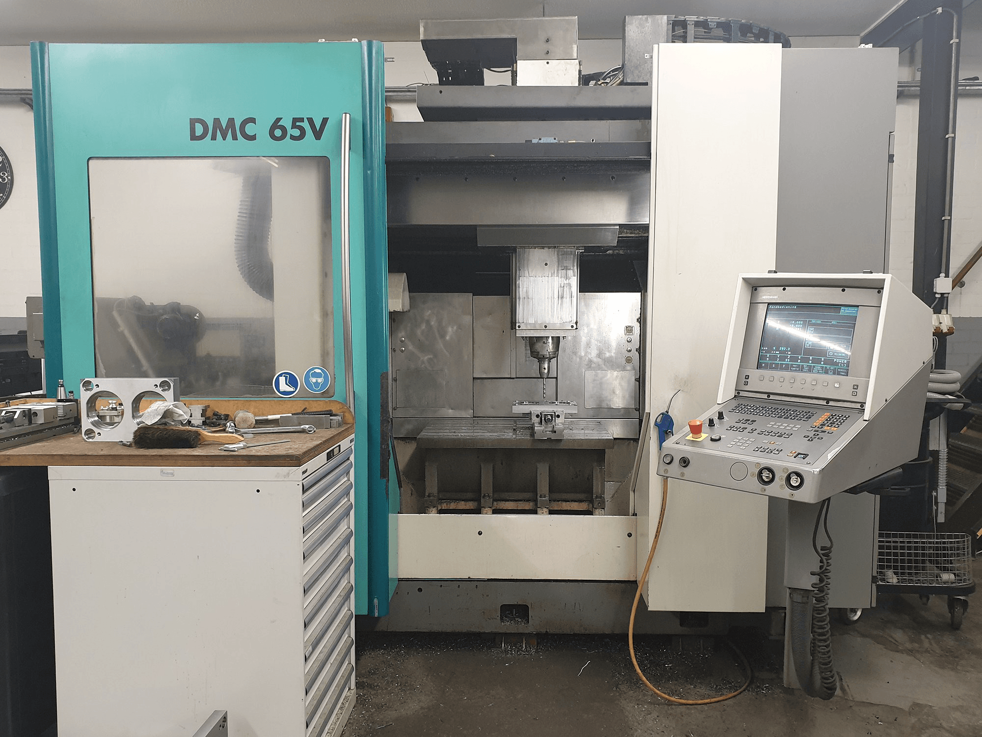 A DECKEL MAHO DMC 65V gép elölnézete