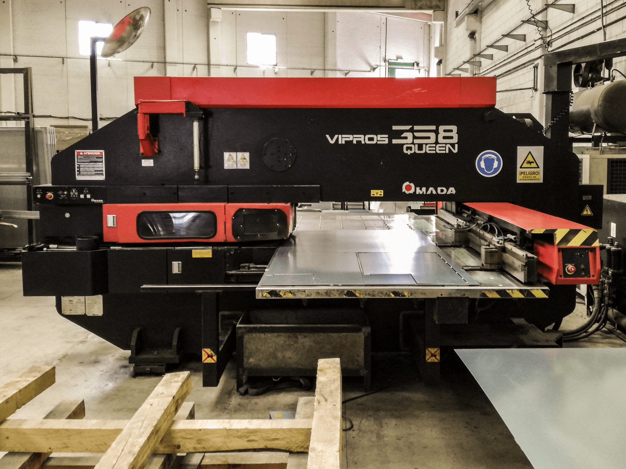 A AMADA Vipros 358 QUEEN gép elölnézete