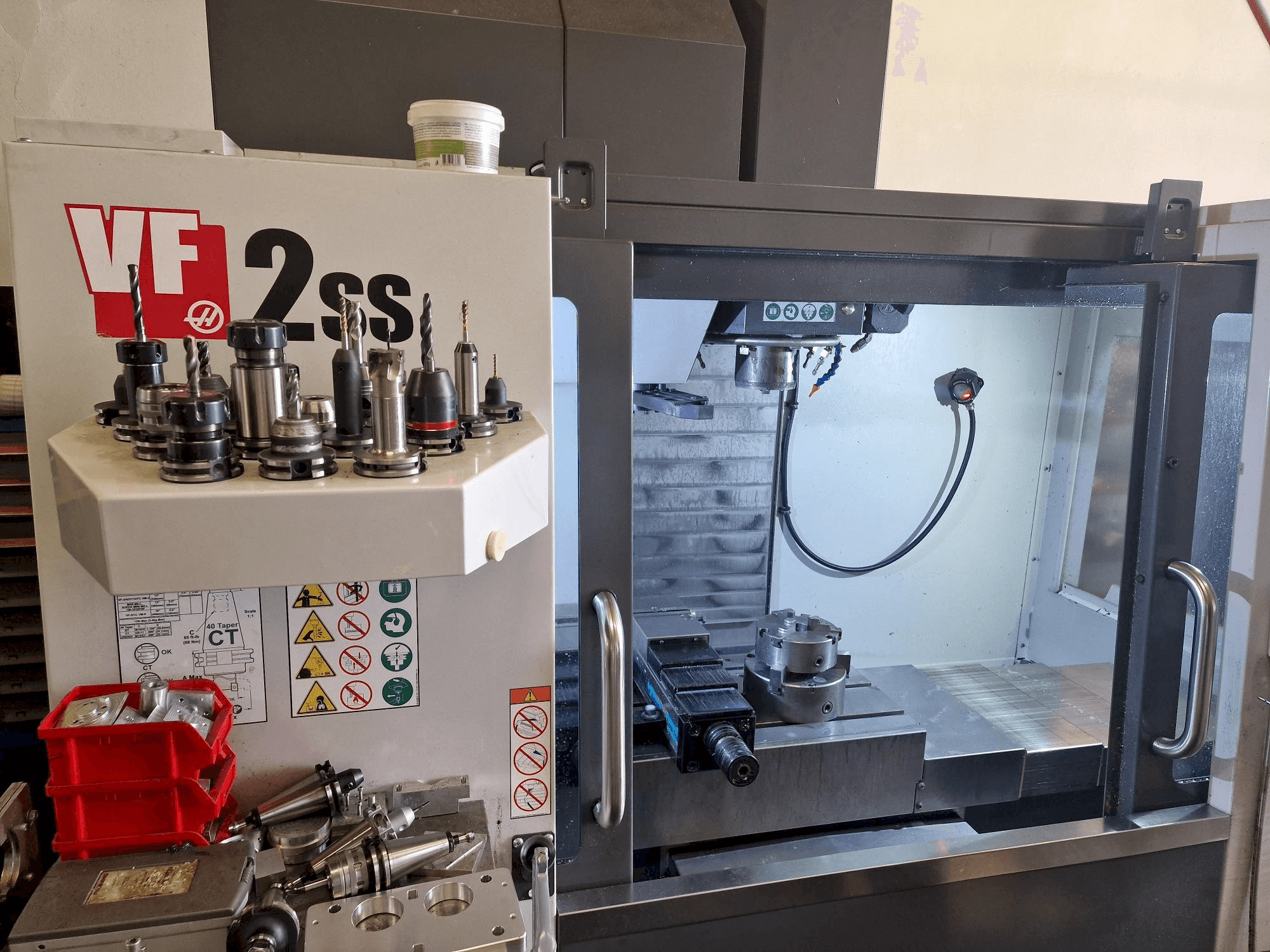 A HAAS VF-2SS gép elölnézete