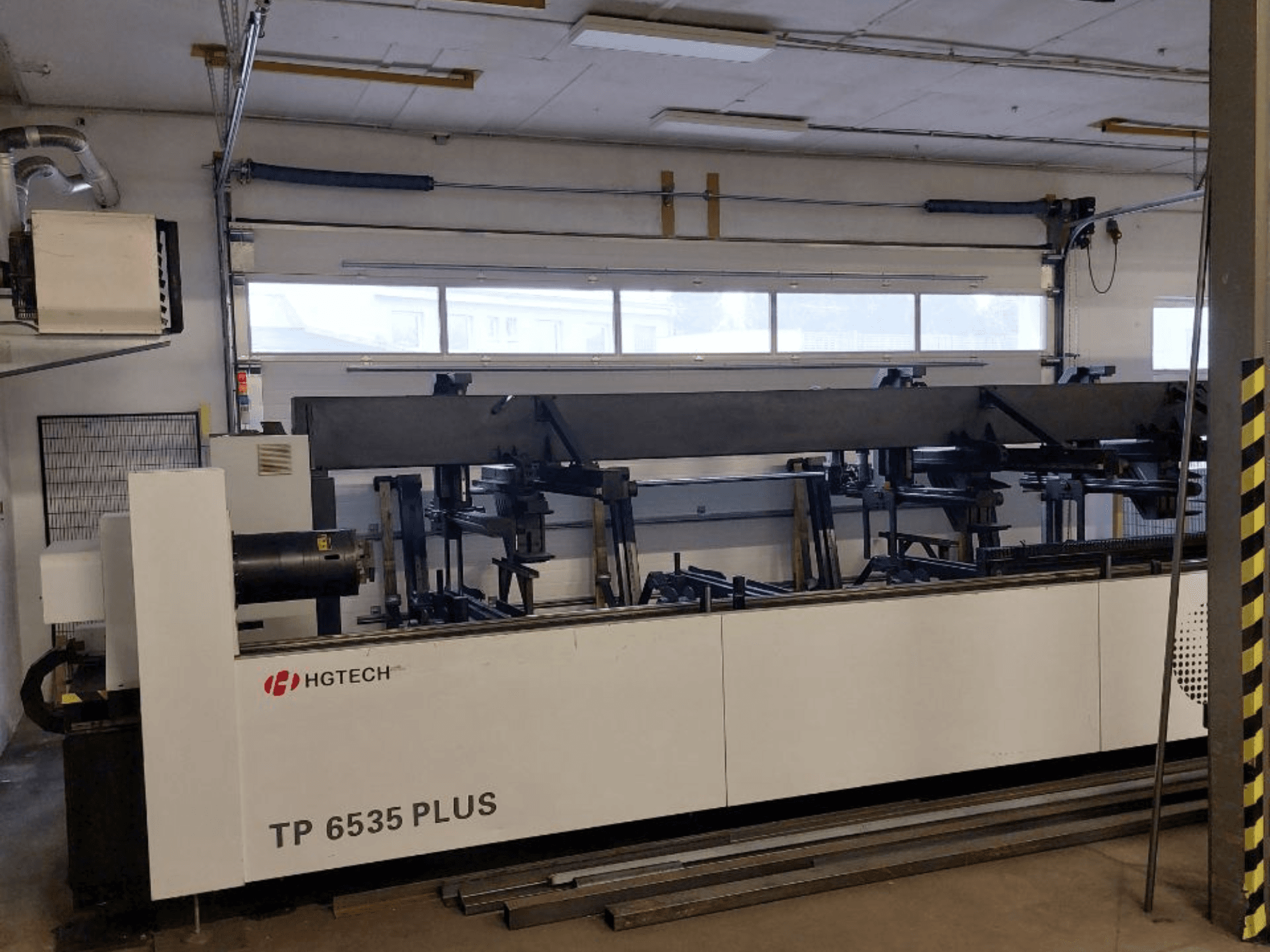 HGTECH TP 6535 PLUS, egy nagyméretű, többkaros ipari gép elülső nézete a precíziós gyártáshoz, műhelyben.