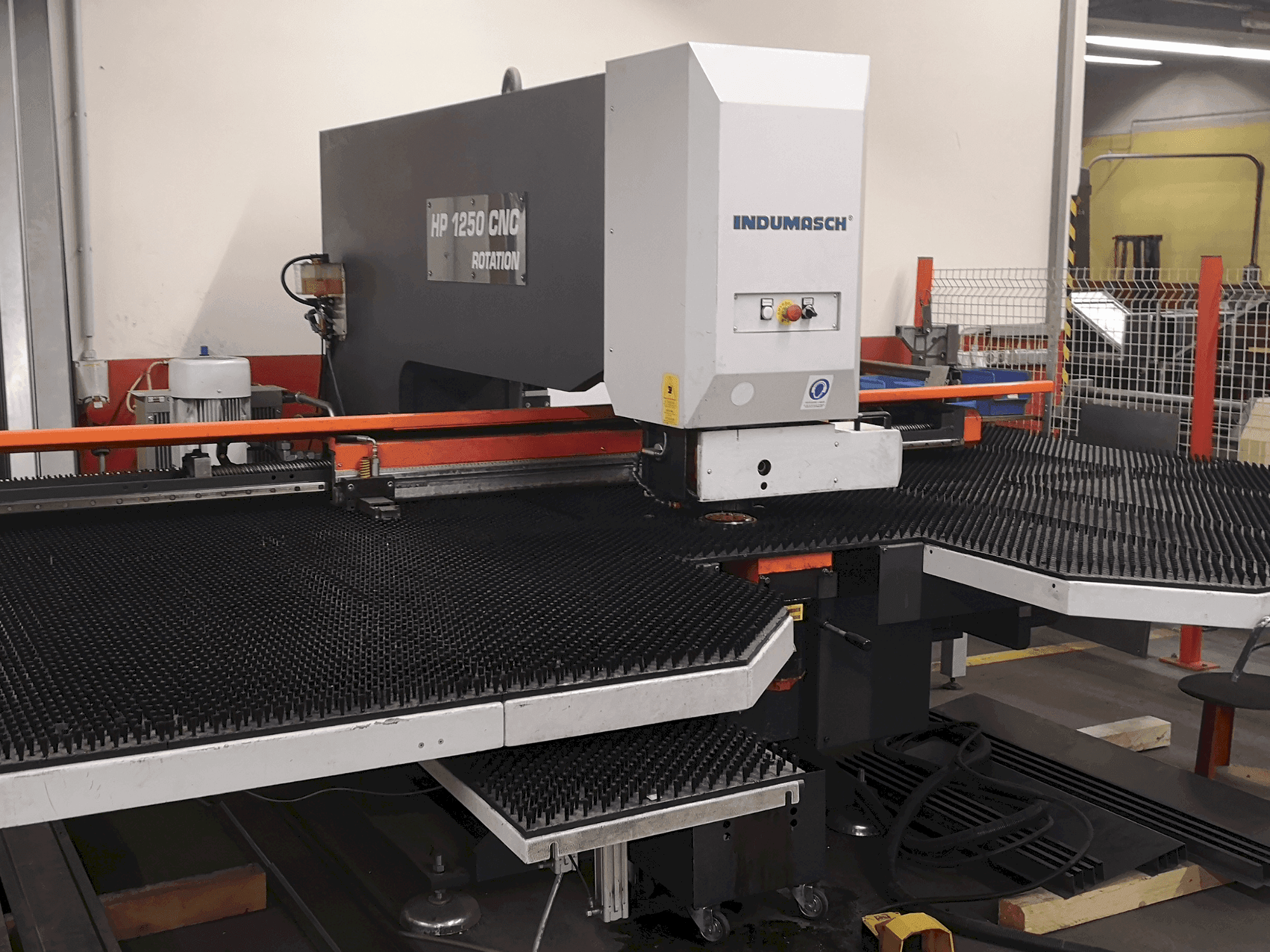 A IMAC HP 1250 INDEX gép elölnézete