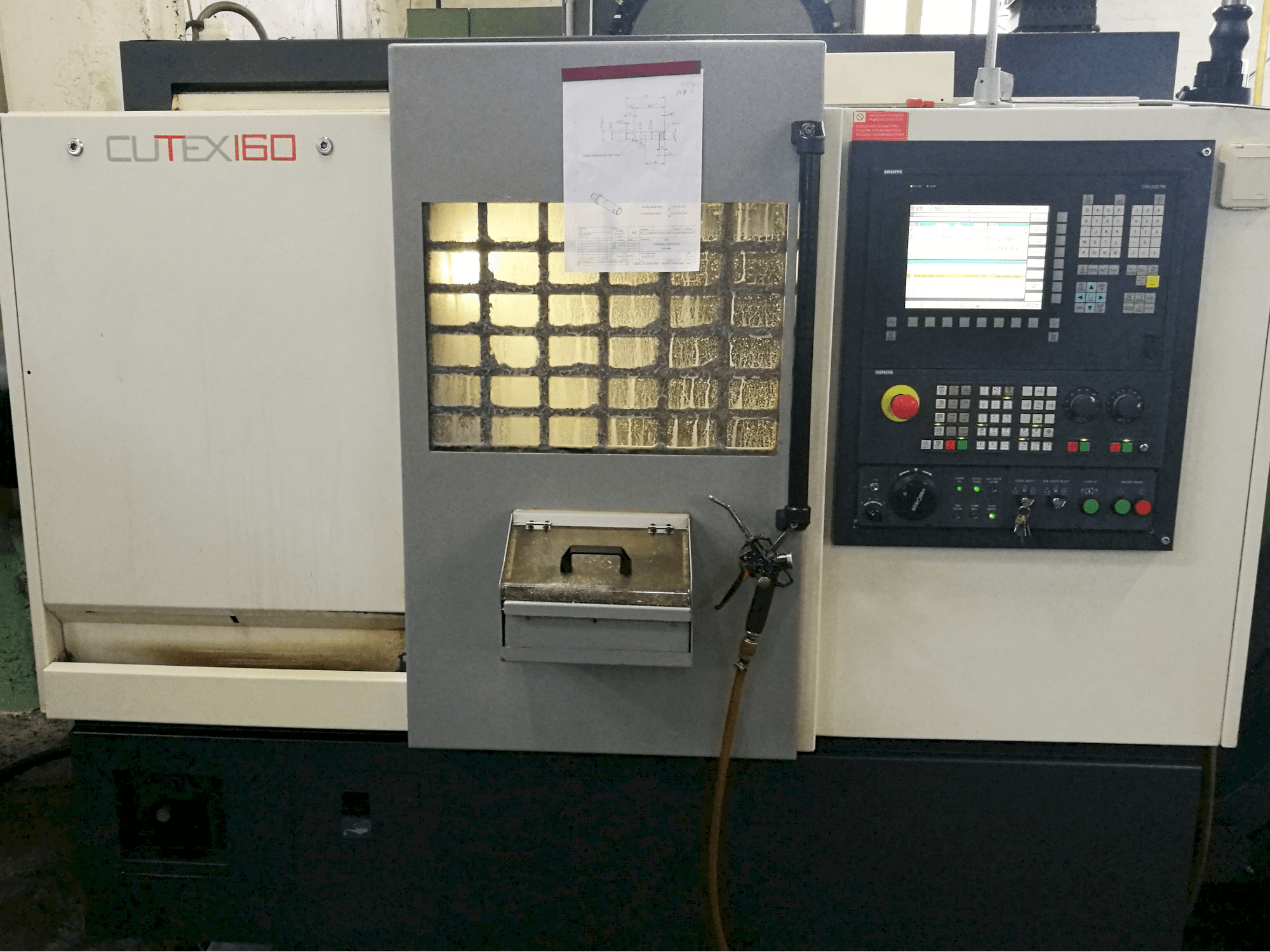 A HWACHEON CUTEX-160 gép elölnézete