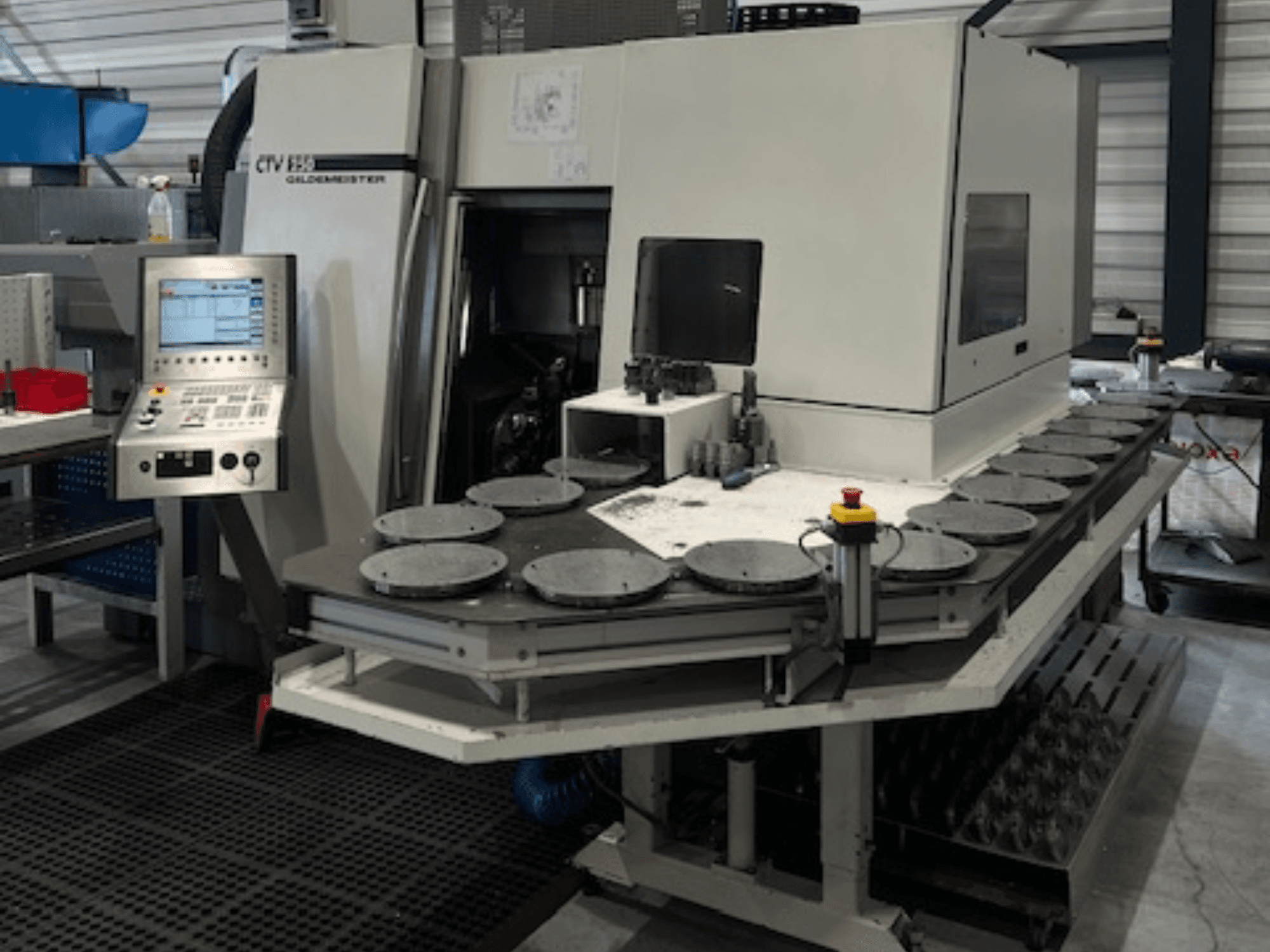 Alt szöveg: CTV E33 Goldmeister megmunkálóegység egy műhelyben, elölnézetben, vezérlőpult és több kör alakú munkaállvány.