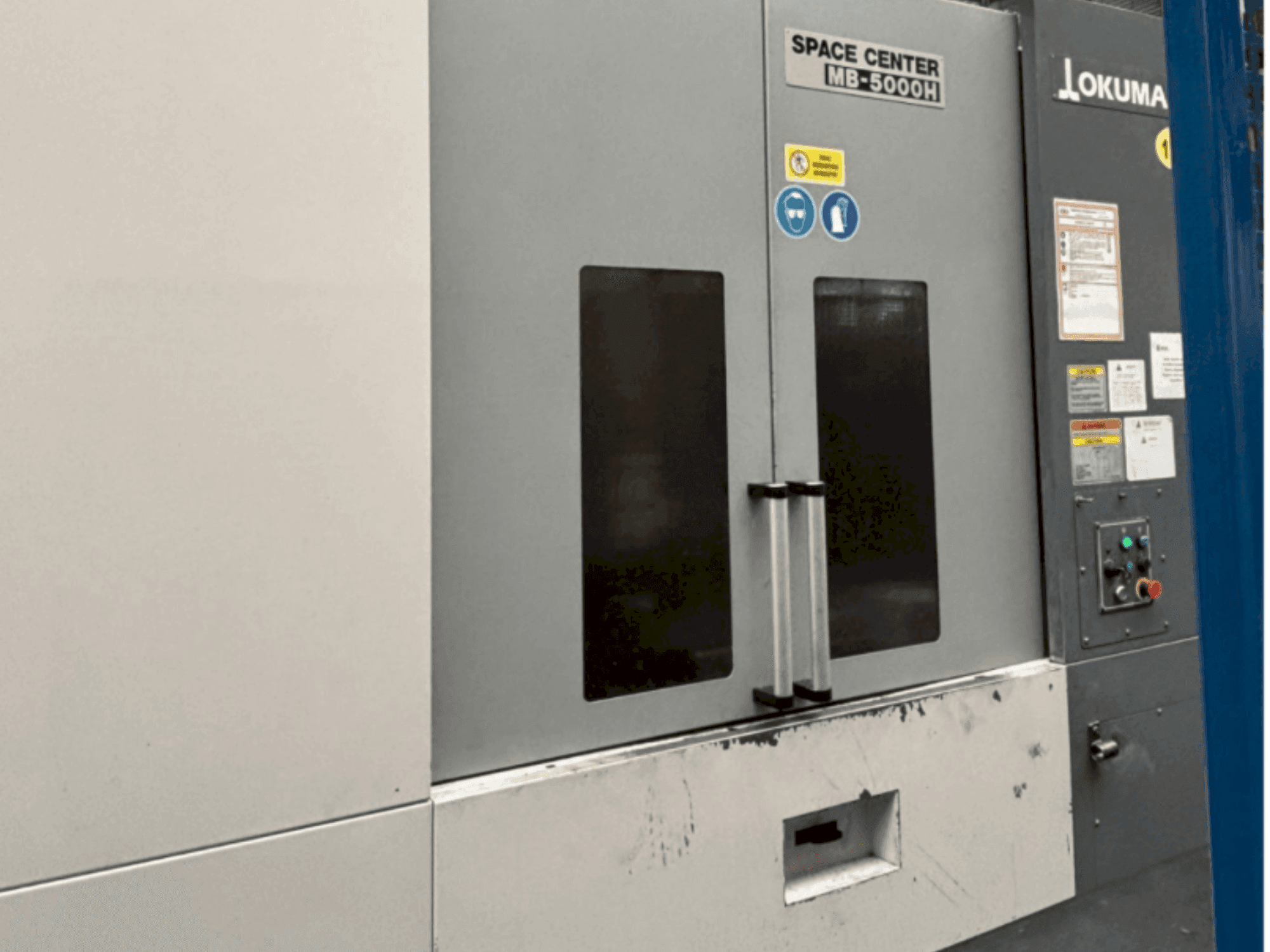 A Okuma MB 5000H gép elölnézete