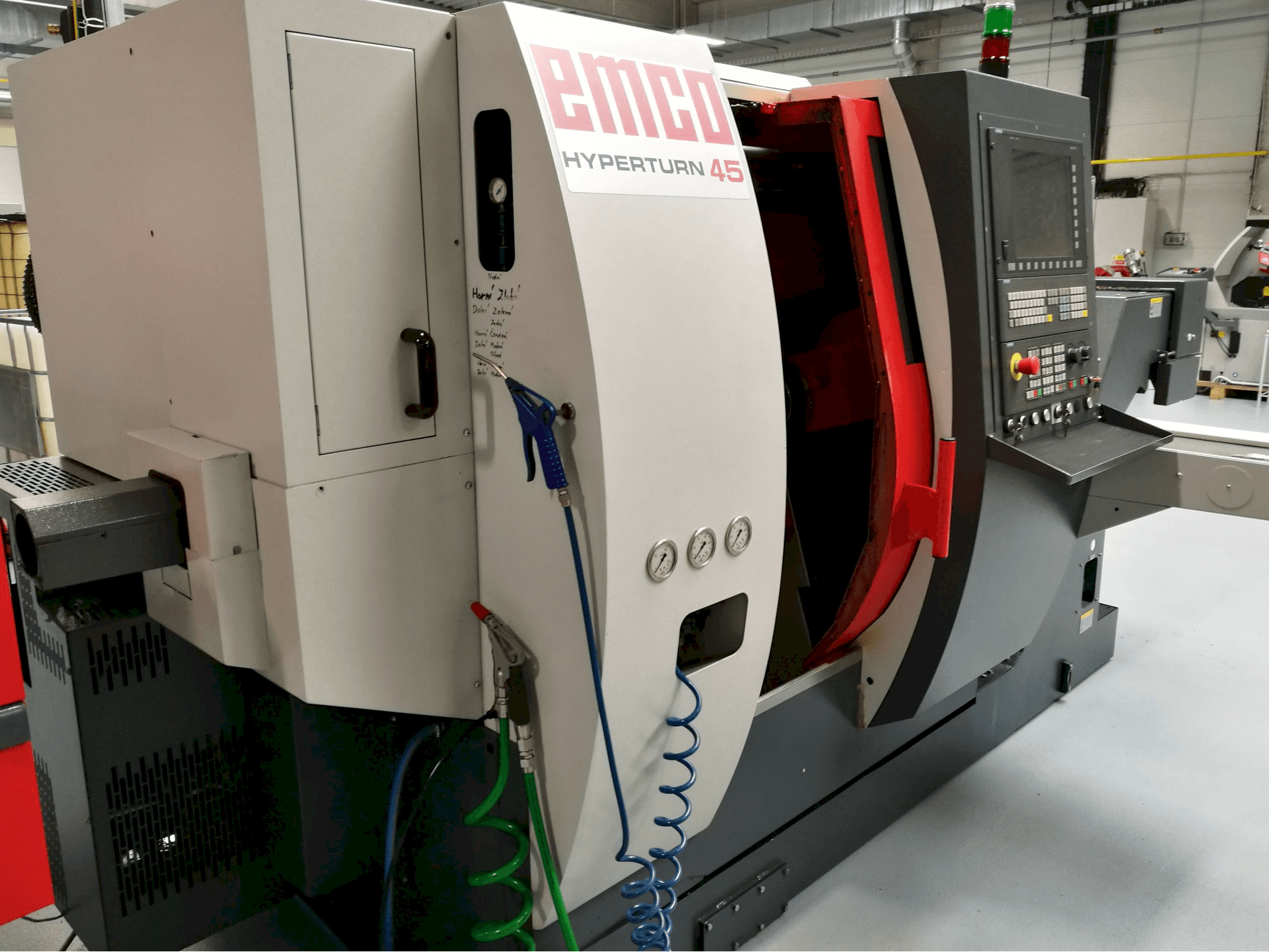 A EMCO HYPERTURN 45 gép bal oldali nézete