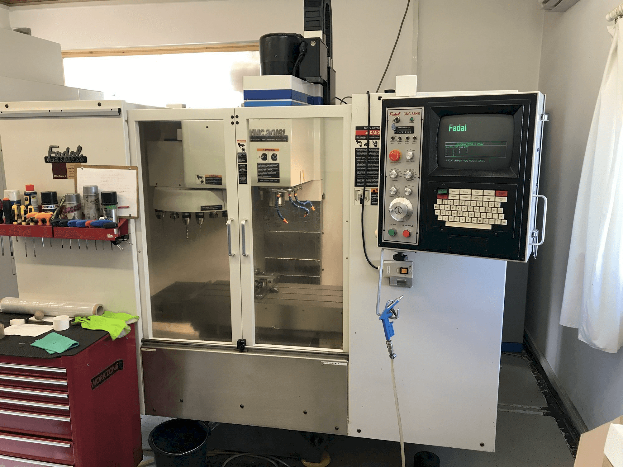 A FADAL VMC 3016 L gép elölnézete