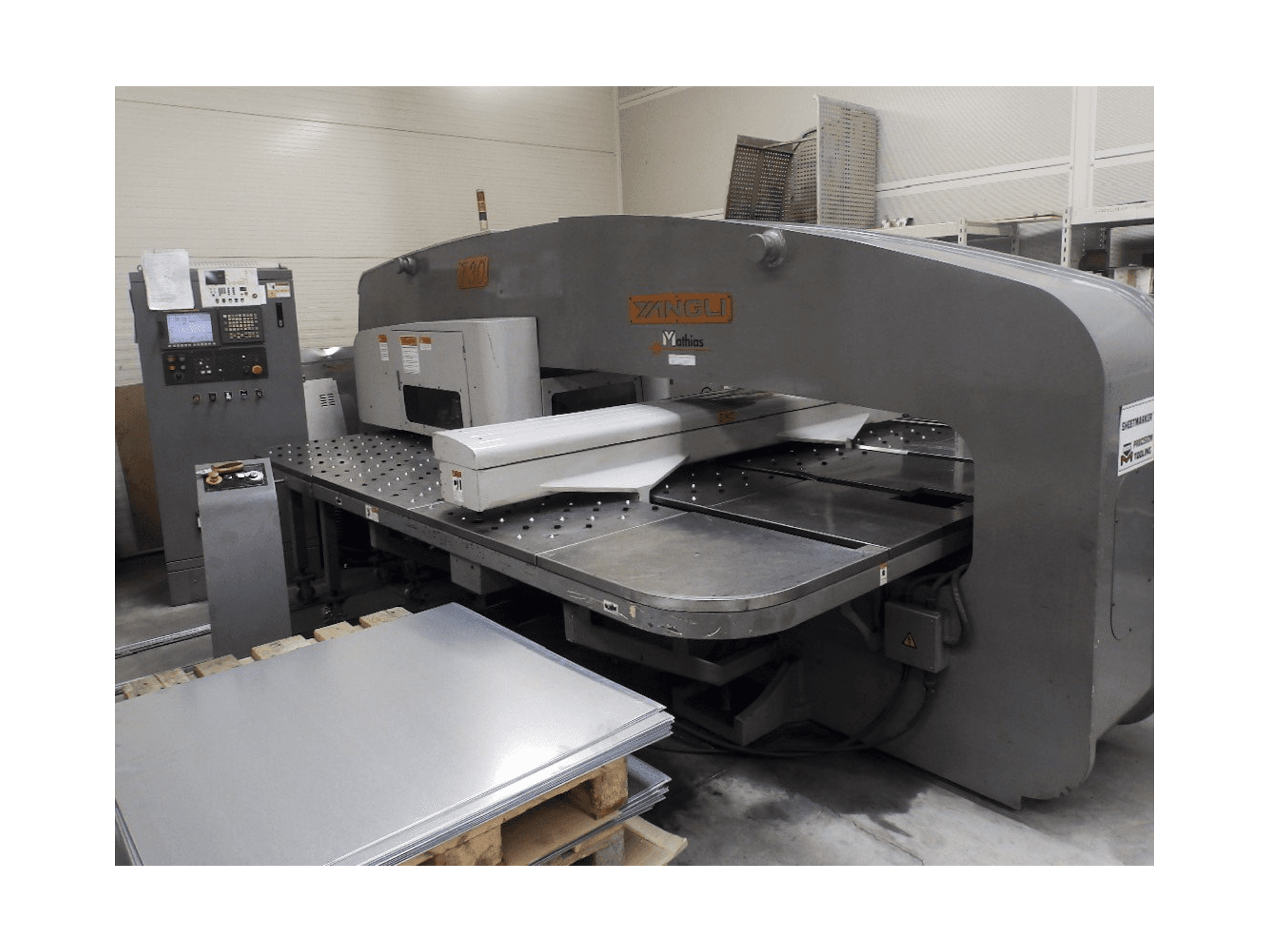 A Yangli T30 gép bal oldali nézete