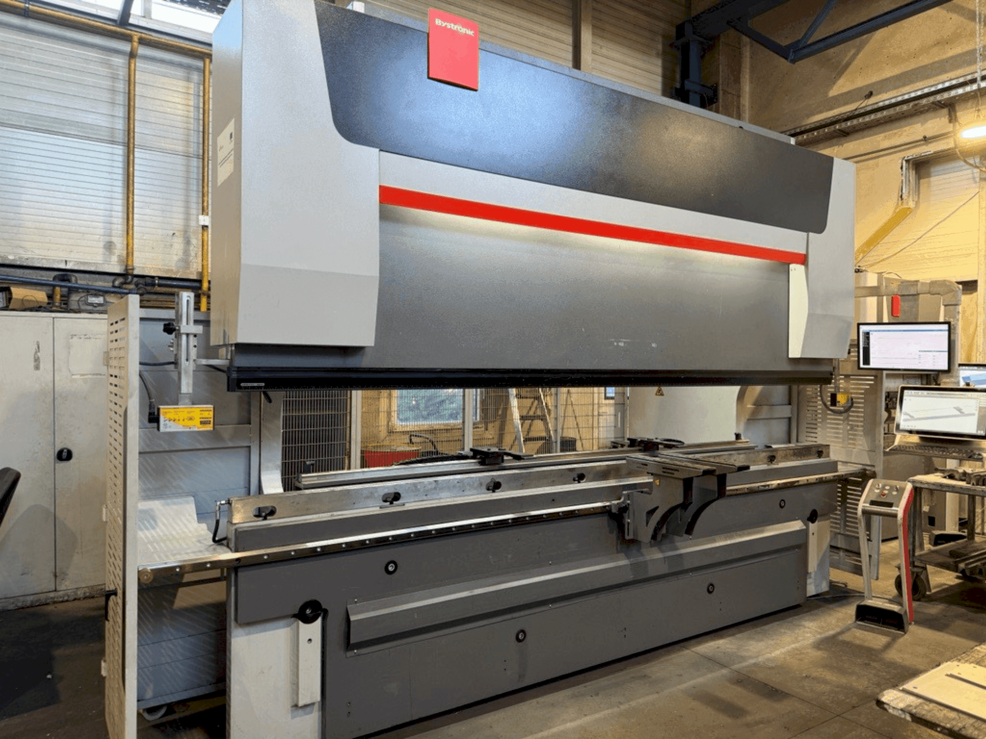 A Bystronic ByBend Smart 300/4100 gép elölnézete