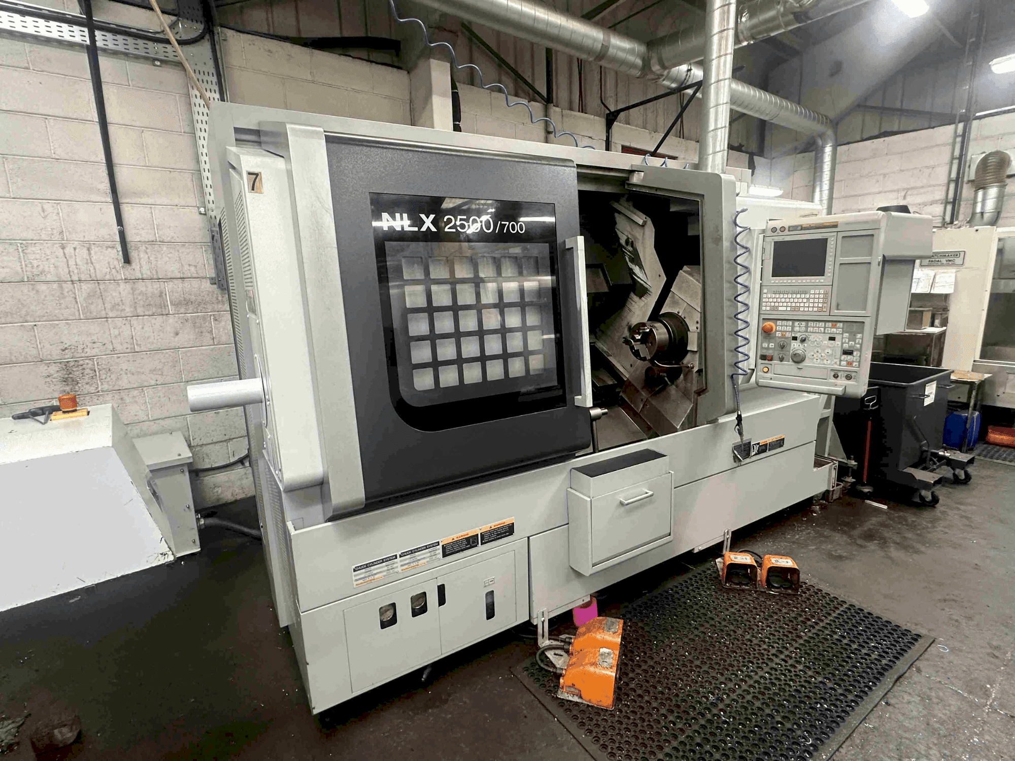 A DMG MORI NLX2500SY/700 gép oldalnézete