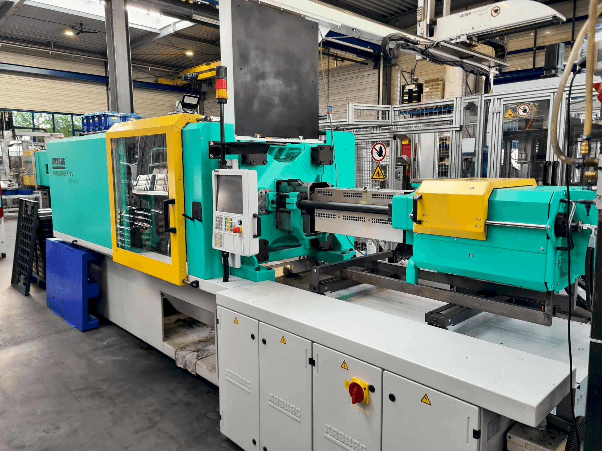 A Arburg Allrounder 570S 1600-400 gép elölnézete