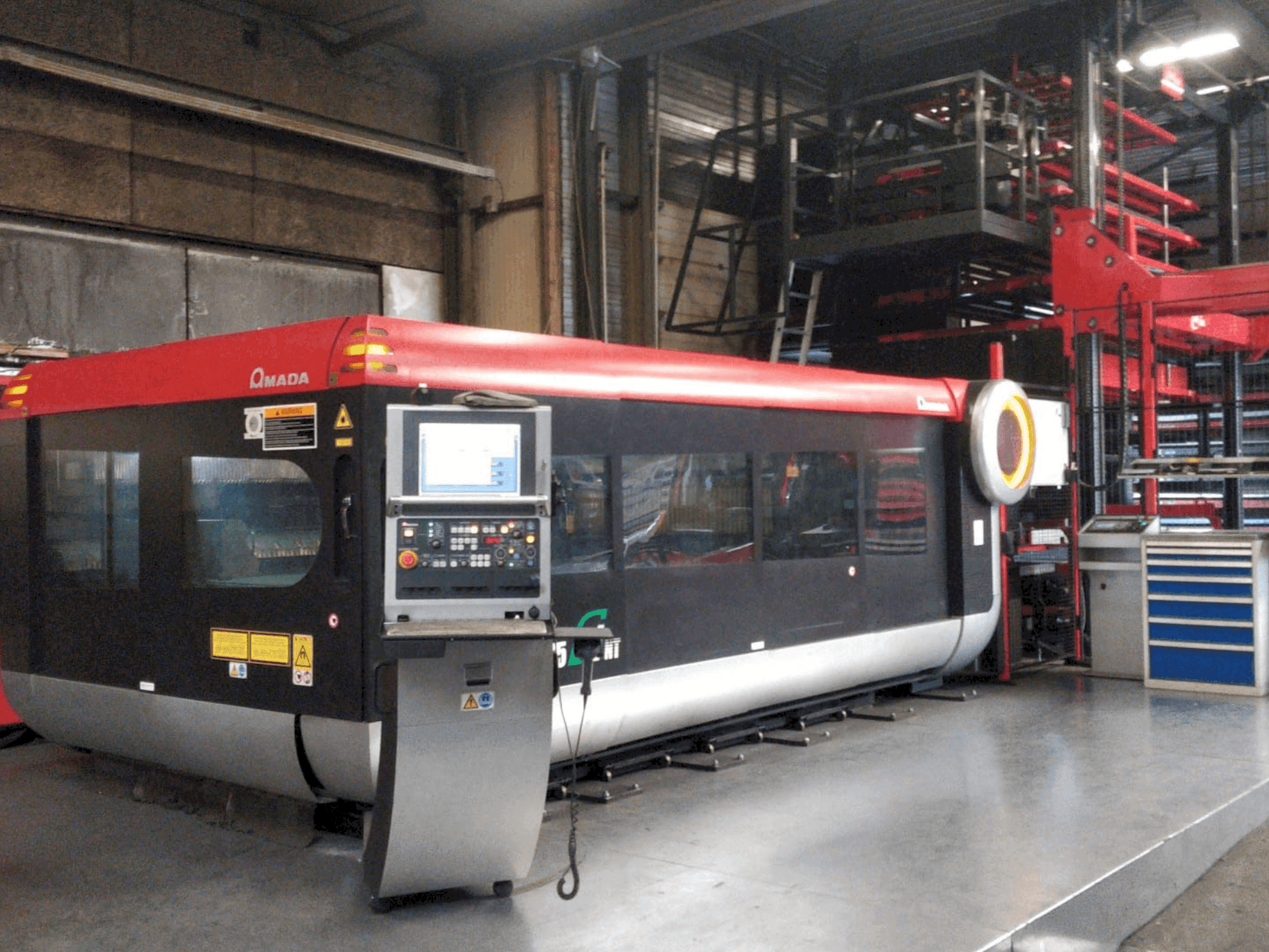 A AMADA LC-3015F1NT 4kW CO2 gép elölnézete