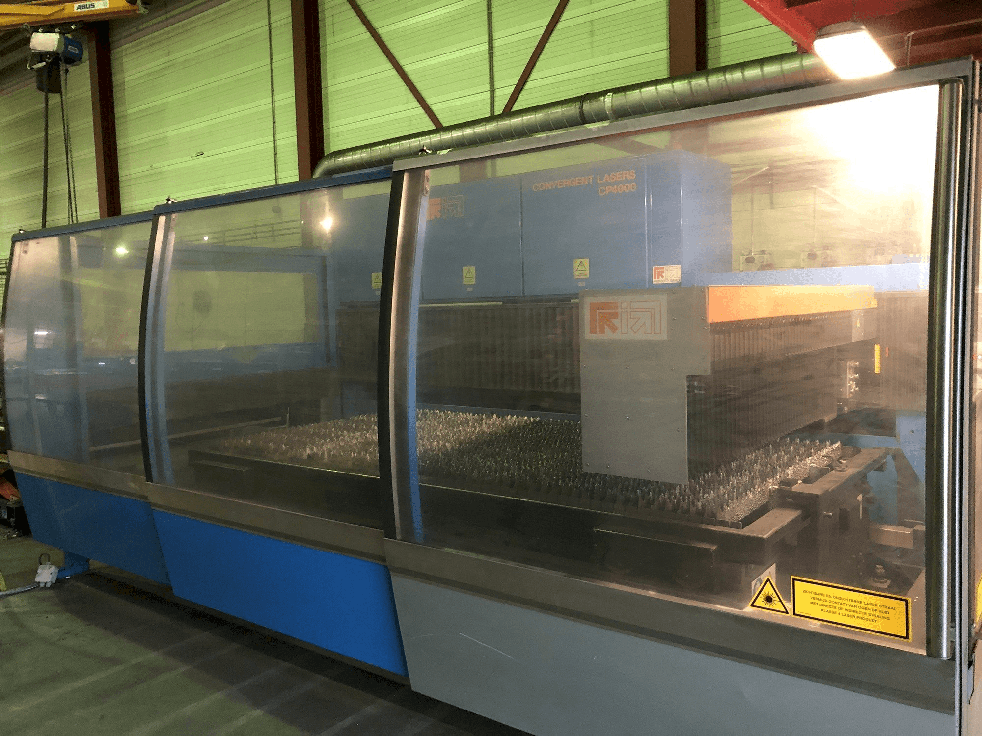 A Prima Power Platino CP4000 gép elölnézete