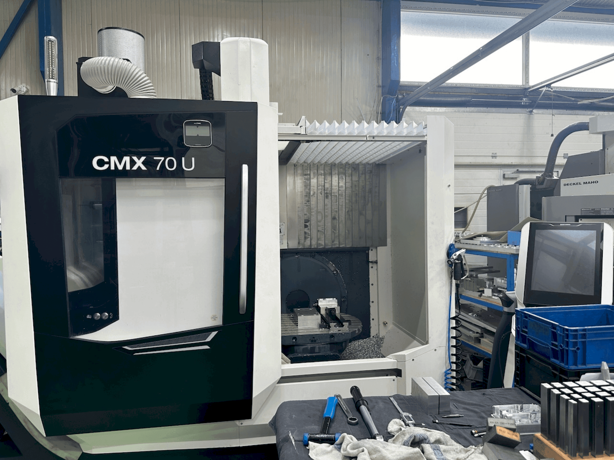 A DMG MORI CMX 70 U gép elölnézete